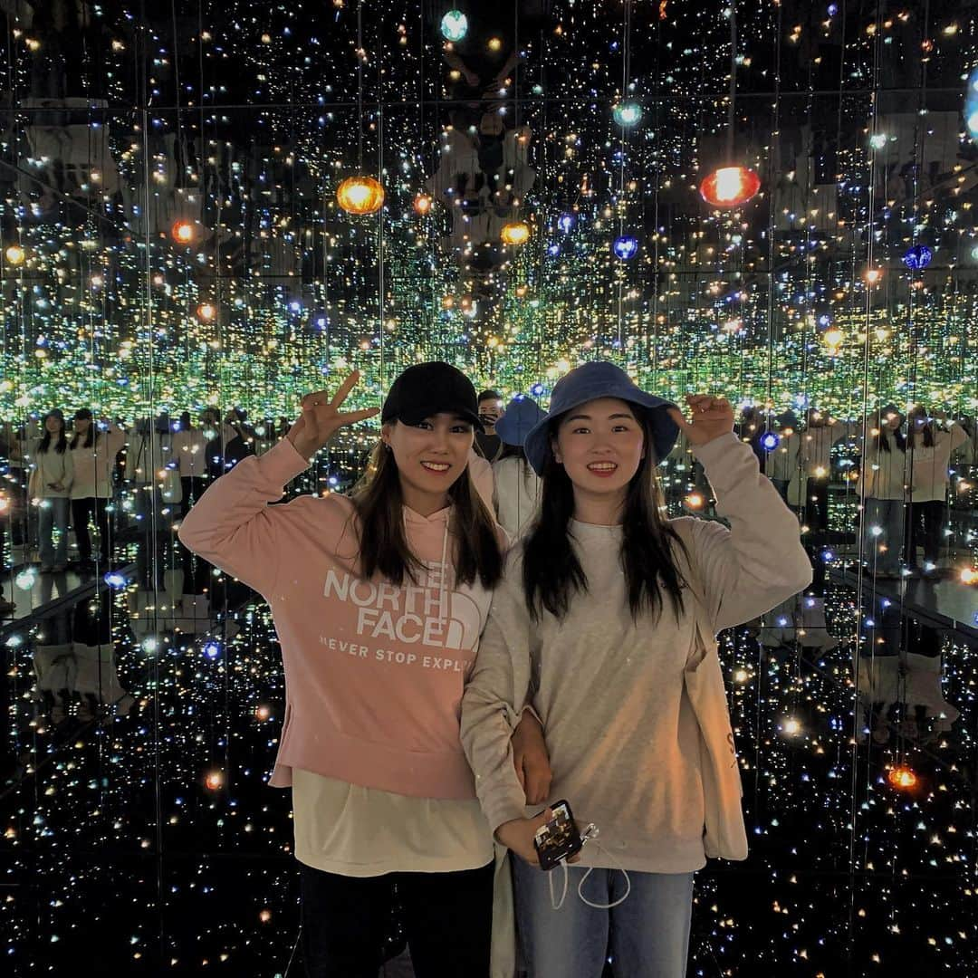 サ・ソルさんのインスタグラム写真 - (サ・ソルInstagram)「INFINITY MIRRORED ROOMS  시간초과로 독사진 못찍어서 너무 아쉽지만 둘이 찍은거라도 건져서 만족하는걸루 ☺️ #thebroadmuseum」1月30日 11時46分 - sasol_climber