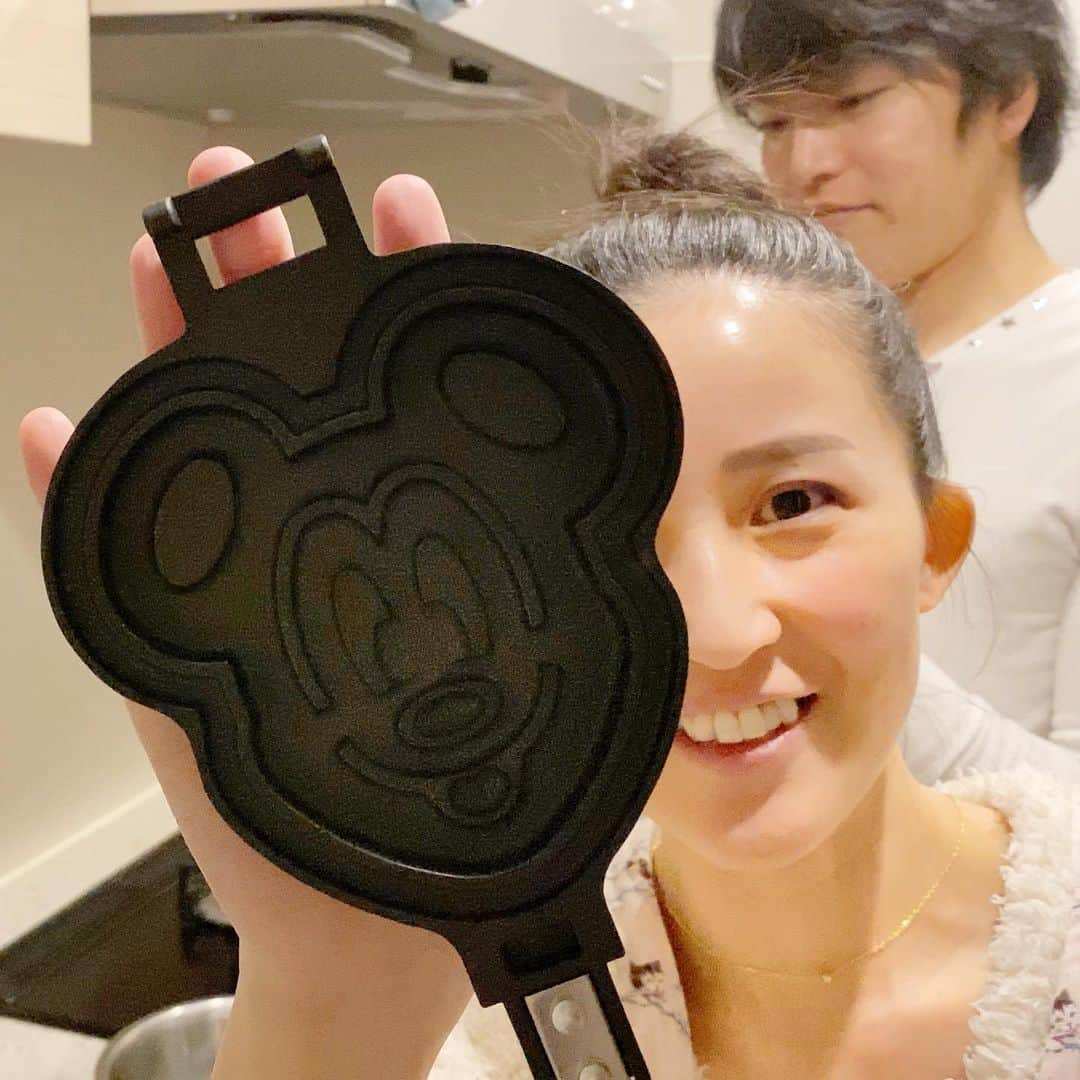 来栖あつこさんのインスタグラム写真 - (来栖あつこInstagram)「夫婦でcooking🍽﻿ ﻿ 先日のディズニーで買ってきたミッキー型のワッフルメーカー。﻿ ﻿ 早速開封して、自宅でワッフルを焼いてみました。﻿ 『グレイトアメリカン・ワッフルカンパニー』みたいなワッフルが作れるかな～？！と期待しながら夫婦でキッチンに立ちましたが・・・﻿ ﻿ 簡単に思えたワッフル・・・・意外と難易度高し！﻿ ﻿ 生地の量は、結構少なめで焼けるので欲張って沢山流し込んじゃうと火にかけたらすぐあふれ出してきちゃうのでご注意ください！﻿ （動画を見て是非反面教師にしてね！ｗｗｗ）﻿ ﻿ ﻿ ﻿ ３枚焼いてみて、なんとなくコツをつかんだのでこの後はサクサクワッフル焼き続けました。﻿ プレーンにはメイプルシロップをかけて美味しく食べたよ♪﻿ ﻿ 良い１日を！ｗ（も○みち風）﻿ ﻿ ﻿ #ミッキーワッフル　#🧇　#ワッフル﻿ #ミッキーマウス　#ミッキー型ワッフル﻿ #バーチベンダーズ　﻿ #料理　#料理動画　#夫婦動画﻿ #リス顔 #猫顔 #たぬき顔 #アヒル口﻿ #atsukokurusu #来栖あつこ ﻿ #YouTuber #YouTube ﻿ 動画の中でも #やっぱりひかる私のオデコ #オデコレ﻿ YouTubeで #VLOG 📹﻿ #グレイトアメリカンワッフルカンパニー」1月30日 11時49分 - atsukokurusu