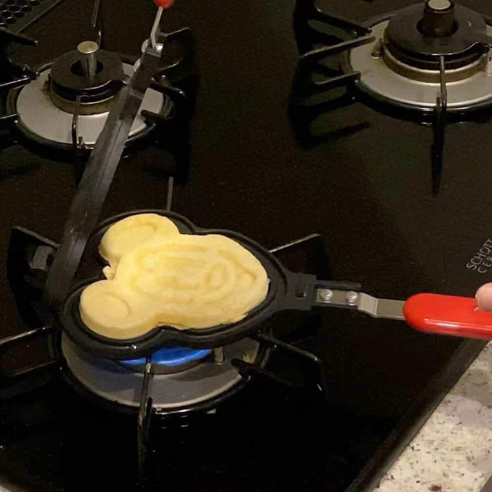 来栖あつこさんのインスタグラム写真 - (来栖あつこInstagram)「夫婦でcooking🍽﻿ ﻿ 先日のディズニーで買ってきたミッキー型のワッフルメーカー。﻿ ﻿ 早速開封して、自宅でワッフルを焼いてみました。﻿ 『グレイトアメリカン・ワッフルカンパニー』みたいなワッフルが作れるかな～？！と期待しながら夫婦でキッチンに立ちましたが・・・﻿ ﻿ 簡単に思えたワッフル・・・・意外と難易度高し！﻿ ﻿ 生地の量は、結構少なめで焼けるので欲張って沢山流し込んじゃうと火にかけたらすぐあふれ出してきちゃうのでご注意ください！﻿ （動画を見て是非反面教師にしてね！ｗｗｗ）﻿ ﻿ ﻿ ﻿ ３枚焼いてみて、なんとなくコツをつかんだのでこの後はサクサクワッフル焼き続けました。﻿ プレーンにはメイプルシロップをかけて美味しく食べたよ♪﻿ ﻿ 良い１日を！ｗ（も○みち風）﻿ ﻿ ﻿ #ミッキーワッフル　#🧇　#ワッフル﻿ #ミッキーマウス　#ミッキー型ワッフル﻿ #バーチベンダーズ　﻿ #料理　#料理動画　#夫婦動画﻿ #リス顔 #猫顔 #たぬき顔 #アヒル口﻿ #atsukokurusu #来栖あつこ ﻿ #YouTuber #YouTube ﻿ 動画の中でも #やっぱりひかる私のオデコ #オデコレ﻿ YouTubeで #VLOG 📹﻿ #グレイトアメリカンワッフルカンパニー」1月30日 11時49分 - atsukokurusu