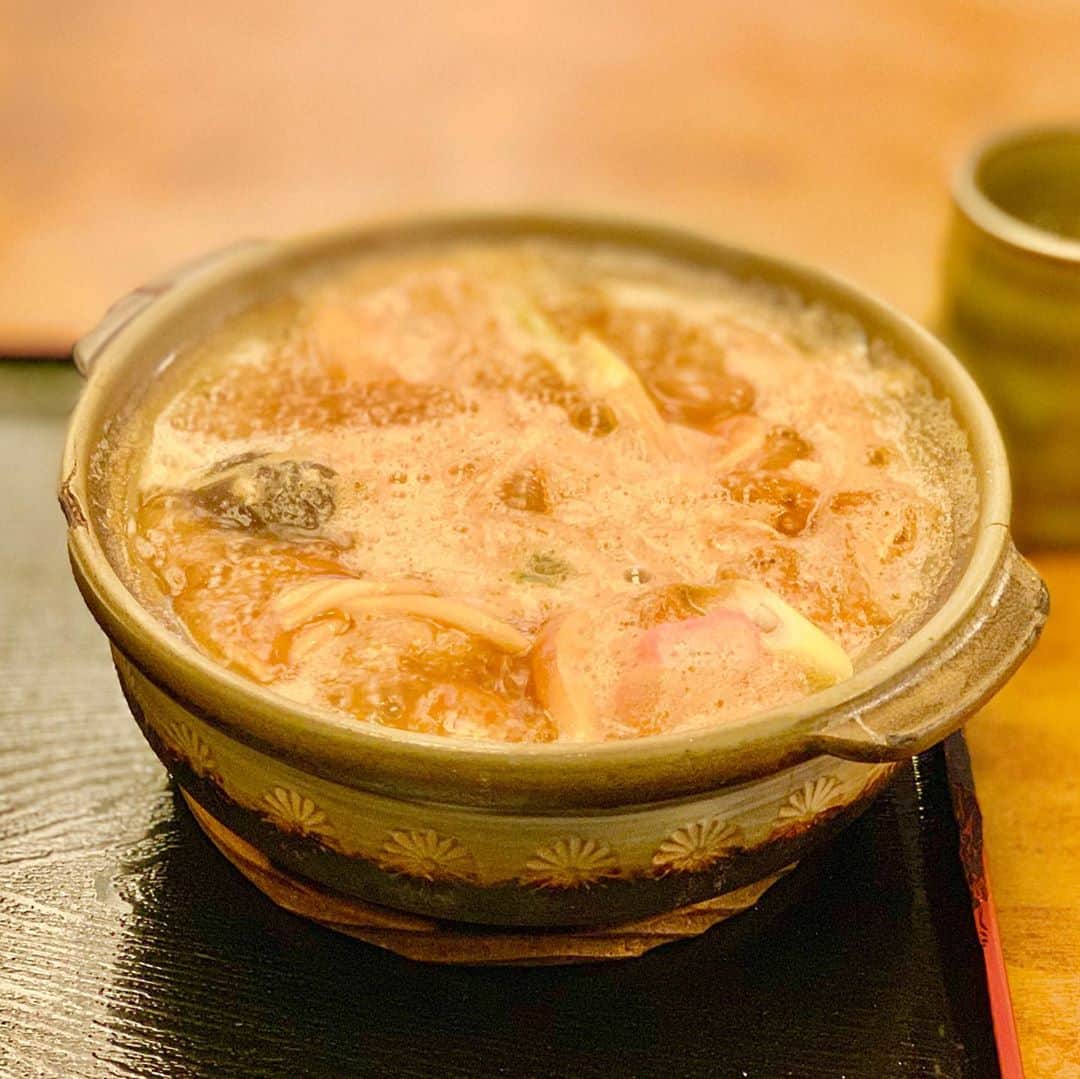 松尾貴史さんのインスタグラム写真 - (松尾貴史Instagram)「NHK名古屋放送局に入る前に、近くの「角丸」で、#眞島秀和 さんに教えてもらった #味噌煮込みうどん （松）を。  今まで食べた中で、一番好きな味です。  隣が「 #ムガルパレス 」だった。昔、「 #カレーのmori 」が閉店してしまったので、一度だけカレーを食べに来た事があったなあ。  #nhk #nhk名古屋」1月30日 12時01分 - kitsch.matsuo
