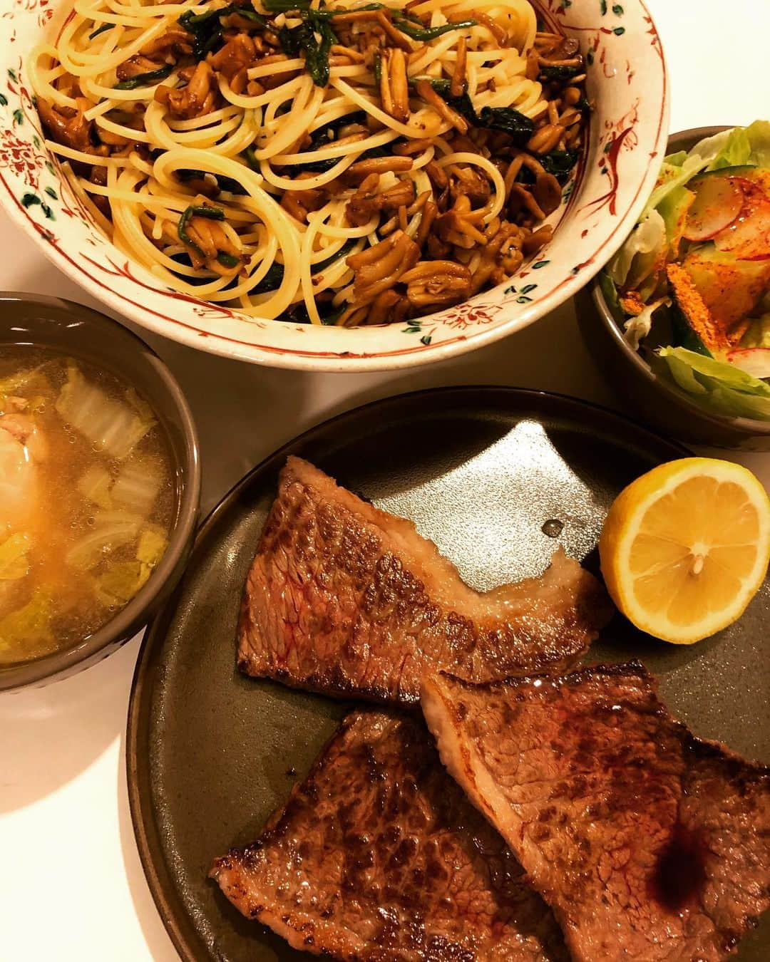 甘糟記子さんのインスタグラム写真 - (甘糟記子Instagram)「昨日の夕飯(o^^o)  イチボのステーキと、なめこの茎とほうれん草のパスタ、サラダ、鳥の薬膳スープです( ^ω^ )  息子殿に栄養をつけるため、シンガポールで買ってきた鳥の薬膳スープセットを使ったよ！ あけみ　@akemi.1177 にお土産でもらって、日記ちゃん　@nikkinonikki ちゃんも美味しいって言ってたから、多めに買ってきた（笑）  鳥の手羽元は前日信濃屋で100g50円の火曜日セールで買っといたのでふんだんに(≧∀≦) パスタは、ニンニクをごま油で炒めて、なめこの茎も炒め、下茹でして水気を絞ったほうれん草も加え味付けはヒガシマルの牡蠣の出汁醤油。少し茹で汁入れて伸ばして麺を絡めるだけです(o^^o)  なめこの茎、シャキシャキで美味しくてハマった！ スーパーでも売ればいいのに〜！！ 息子殿もすっかり元気になって、スパゲティとスープとサラダを食べてました(๑>◡<๑)  なぜか空手がやりたい！と、YouTubeみながら練習もしてたし（笑）  いやいや病み上がりだから！ どの家庭でもあるあるの、残りの日数、これからが本番です（笑）  #甘糟ご飯#ご飯#家ご飯#夕飯#なめこの茎#薬膳スープ」1月30日 11時54分 - norihey924