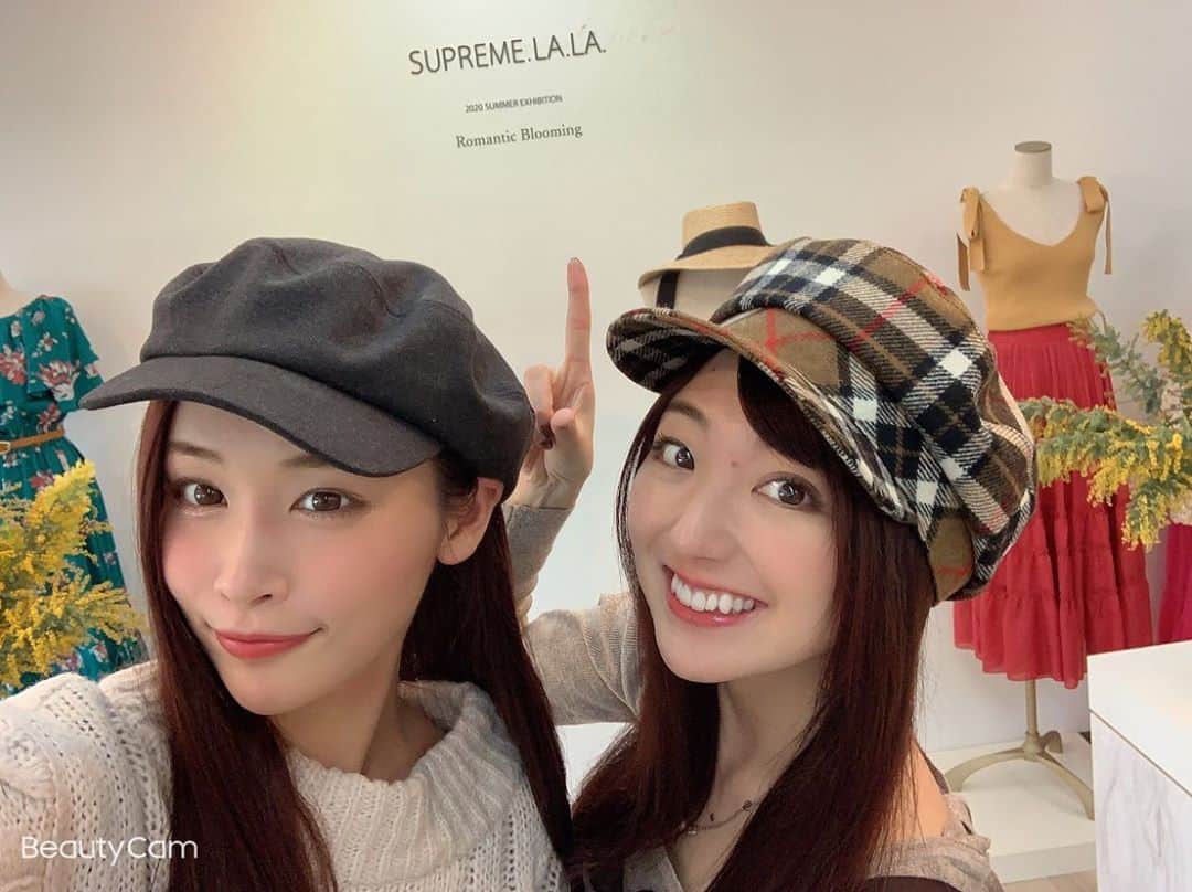 のインスタグラム：「#supremelala  春夏の展示会行ってきたよ🤩  今までより大人っぽく進化した新生シュープリームララ、もっと好きになりました🥰 写真右に写ってる肩リボン🎀のトップスをオーダーしたよ♪ つばが大きな麦わら帽子は、後ろがリボン🎀になっててかわいいの！ リボン🎀ばっかだね！笑  早く暖かくならないかな〜☺️☺️ 着るの楽しみ！！！ #シュープリームララ  #展示会 #exhibition #ファッション #春ファッション #春夏ファッション #2020ss  #cute #japanesefashion #japanesegirl #インスタ映え ﻿ #モテコーデ #かわいい ﻿ #女子力 #新作発表﻿」