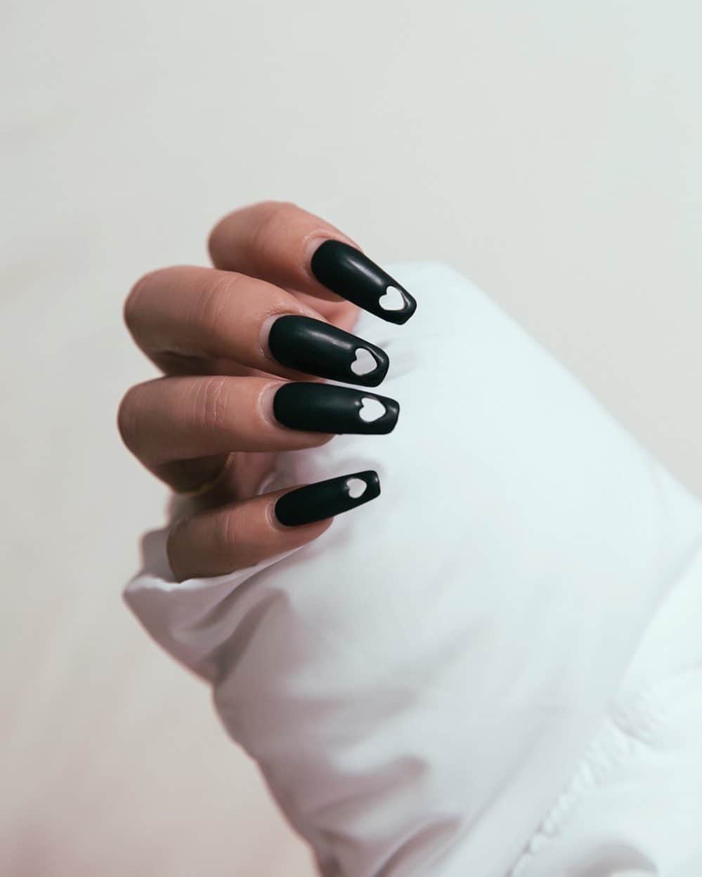 MARISのインスタグラム：「Black is beautiful 🖤#mattblack ・ ・ ・ ・ Nailed by @moonlit_kaori @moonlit_bymananails  Thank you for such pretty nails 🖤 すんごいお気に入りのネイル💅 ・ マットの黒がものすんごい可愛い🐼🖤 ・  #nails #ネイル」