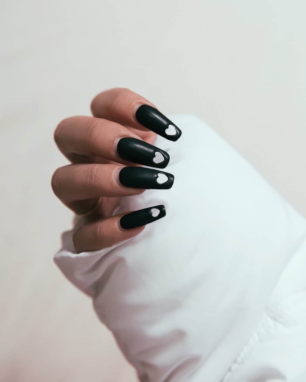 MARISさんのインスタグラム写真 - (MARISInstagram)「Black is beautiful 🖤#mattblack ・ ・ ・ ・ Nailed by @moonlit_kaori @moonlit_bymananails  Thank you for such pretty nails 🖤 すんごいお気に入りのネイル💅 ・ マットの黒がものすんごい可愛い🐼🖤 ・  #nails #ネイル」1月30日 11時58分 - marristea