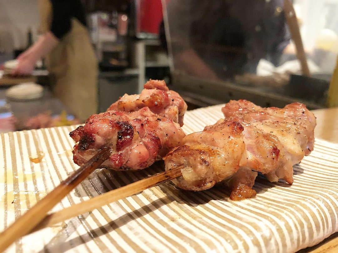 乾雅人のインスタグラム：「焼鳥Shira@梅ヶ丘 昨今の焼き鳥屋さん予約取れないバブルですが、梅ヶ丘に比較的予約を取れる名店があるよとグルメ塾長主催の貸切会へ。 ご主人はソムリエ資格をお持ちで珍しいワインやシャンパンが。 焼鳥、聞いたことが無い、食べたことがない希少部位がどんどんと。 火入れ加減も素晴らしい。お汁がダクダク。 鳥そばとそぼろ丼を締めにお願いしたら、これも絶品。 既に予約は取りにくくなり始めたそうだけど、これは理解できる。 お酒飲んで酔っ払っても帰れる距離に素晴らしいお店、通います。 ありがとうございました。 いやぁ良い夜だった。」