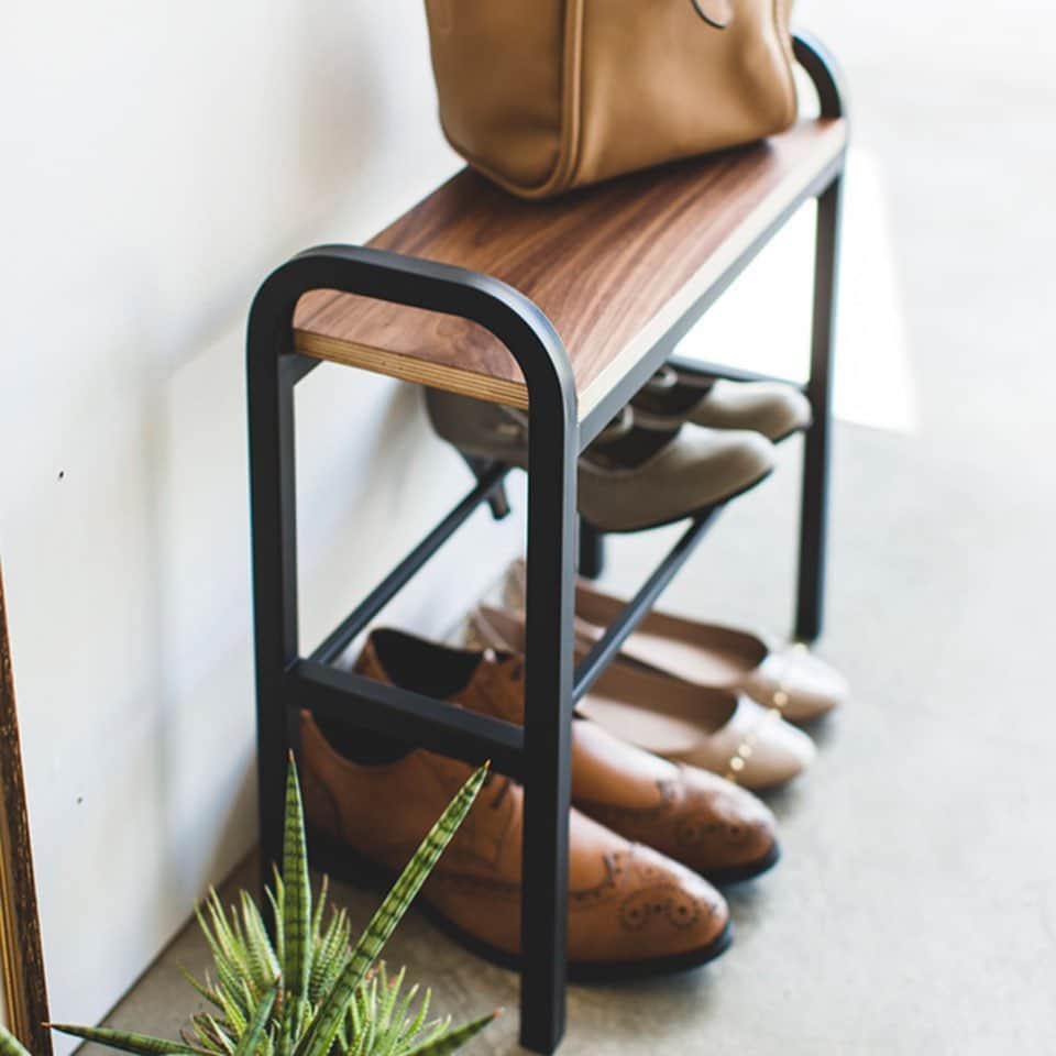 yamazaki_japanさんのインスタグラム写真 - (yamazaki_japanInstagram)「ハンドルが付いていて、立ち上がりやすい「立ちやすいベンチシューズラック タワー」のご紹介です。 . お出かけ前や帰宅時の靴の着脱時にはベンチとして、そしてバッグなどの荷物置きとしても便利。 ハンドル付きなので立ち上がりやすく、天然木の座面が上品なベンチシューズラックです。 . 座面の下には大人の靴を最大4足収納できます。 スチール製なので丈夫で永くお使いいただけます。 . ■SIZE：約W48×D19×H46cm(座面H40cm) . --------------------------------- 山崎実業のコラムサイト「Simple Life Lab.」も運営中◎ 暮らしのアイデアや、漫画ヤマクマちゃんなど様々なコンテンツが掲載されています。 是非ご覧ください。 https://www.yamajitsu.co.jp/lab/ --------------------------------- . #home#tower#モノトーンインテリア#スタイリッシュ#玄関ベンチ#玄関スツール＃立ちやすい#玄関収納#エントランス#エントランス収納#天然木#靴収納#暮らし#丁寧な暮らし#シンプルライフ#おうち#北欧雑貨#北欧インテリア#シンプル#モダン#便利#おしゃれ #雑貨 #yamazaki #山崎実業」1月30日 12時02分 - yamazaki.home.channel