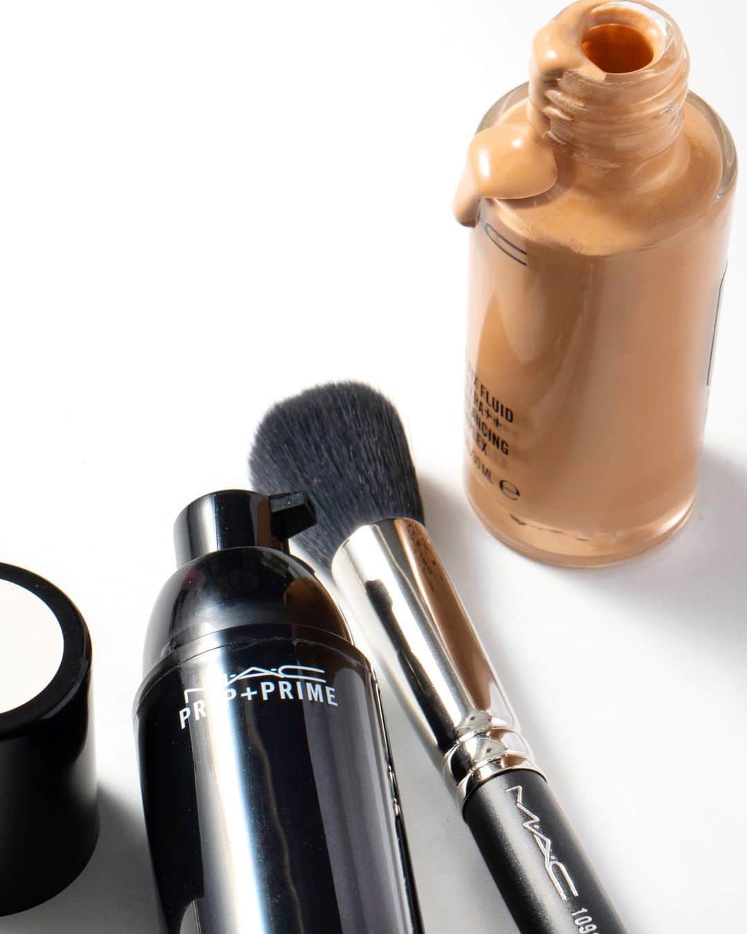 M∙A∙C Cosmetics Japanのインスタグラム：「ㅤ﻿ M･A･Cで人気のリキッドファンデーション、﻿ スタジオ フィックス フルイッド SPF15で作るセミマット肌✨﻿ ㅤ﻿ 合わせる下地やブラシによって、仕上がりはさまざま！﻿ セミマットに仕上げるには、ジェルクリーム状のベースと﻿ 柔らかい毛のパウダーブラシの組み合わせがおすすめ👌﻿ ㅤ﻿ ㅤ﻿ ↓↓掲載製品↓↓(上から時計回りに)﻿ スタジオ フィックス フルイッド SPF15﻿ #109S スモール コントアー ブラシ﻿ M·A·C プレップ プライム ナチュラル ラディアンス﻿ ㅤ﻿ ㅤ﻿ DESIGN: ﻿ M·A·C ARTIST RINO KASAI @rino416﻿ HATSUO ARISAKA @ari_h2o @macpro_tokyo﻿ PHOTO: @takaki_iwata﻿ ㅤ﻿ #24ファンデ #24時間 #24色 #MAC #MACCosmeticsJapan #MACコスメ #リキッドファンデーション#MACCosmetics #コスメ #メイク #スタジオフィックスフルイッド #スタジオフィックス #studiofix #ファンデ #ファンデーション #ベースメイク #カバー力 #崩れない #テカらない #MACスタジオフィックス #MACStudioFix﻿」