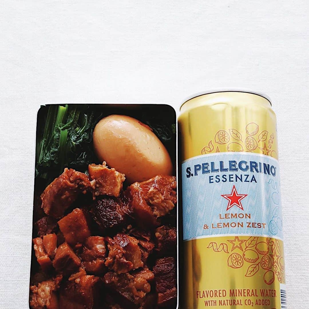 樋口正樹さんのインスタグラム写真 - (樋口正樹Instagram)「Luroufan Bento . ランチに台湾ご飯の ルーロー飯べんとう。 こってり豚バラ肉と 味しみしみの煮卵で ご飯が悪魔的に進む 超絶に美味しいやつ。 . そんな濃い豚料理に サンペレの新商品の レモンフレーバーが とっても相性が良く、 美人の女神が現れて ギドギド脂の沼から 救ってくれる、感じ。 . . #ルーローハン #ルーロー飯 #魯肉飯 #味玉 #台湾メシ #台湾グルメ #卤肉饭 #焢肉飯 #台湾ごはん #braisedporkrice #braisedporkbelly #taiwanfood #eeeeeats #BENTO #THELUNCHBOX #ESSENZA #エッセンザ #サンペレグリノ #サンペレグリノESSENZA」1月30日 12時05分 - higuccini