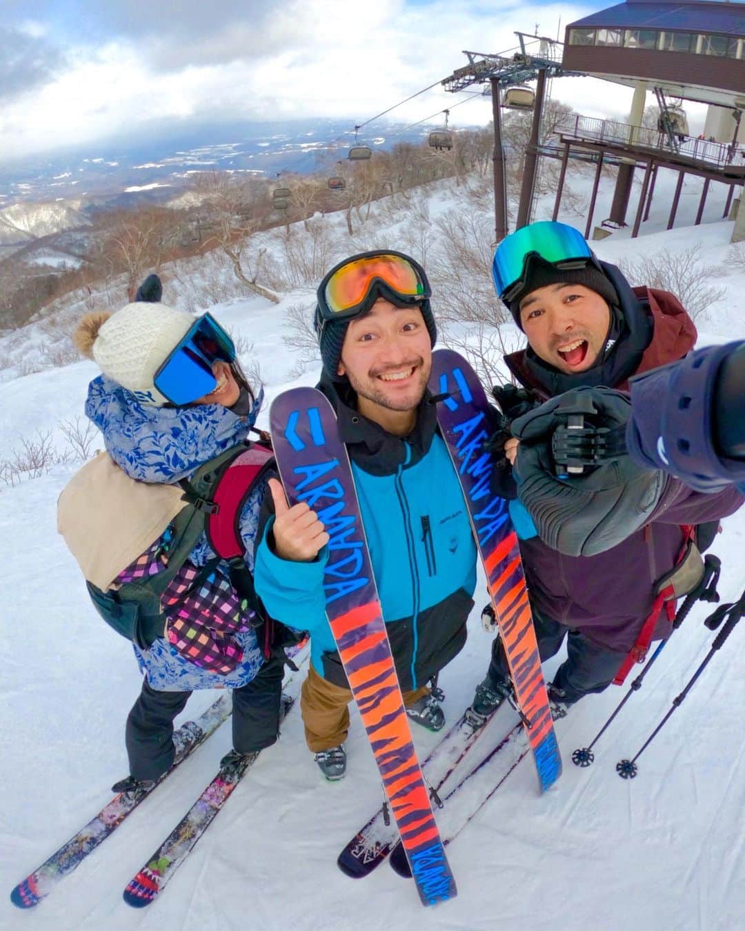 山根和馬さんのインスタグラム写真 - (山根和馬Instagram)「実は4人います笑 オリンピアにGoProを撮らせて気持ちよく滑っていたのは…僕です。3人と滑れて贅沢×2、滑る時の基本的な重心なんかの話が聞けて良かった、意識が変わる。いろんなグラトリ出来るようになりたいな。 #野沢温泉村 #freestyleski #ski @mana_uen00116 @compasshouse @armadajapan @goprojp」1月30日 17時37分 - kazuma_yamane_sp