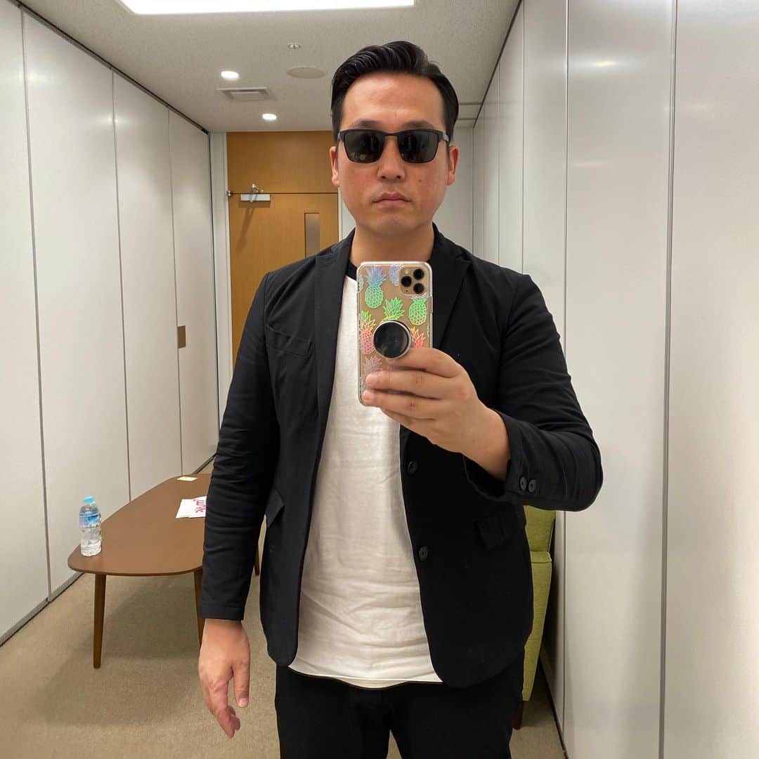 田崎佑一さんのインスタグラム写真 - (田崎佑一Instagram)「清塚さんから、誕生日プレゼントにめちゃくちゃカッコいいサングラスをプレゼント🎁してもらいました！めちゃくちゃお気に入りです❤️明日からこれで漫才します！清塚さんありがとうございます✨✨✨」1月30日 17時41分 - tasakipan