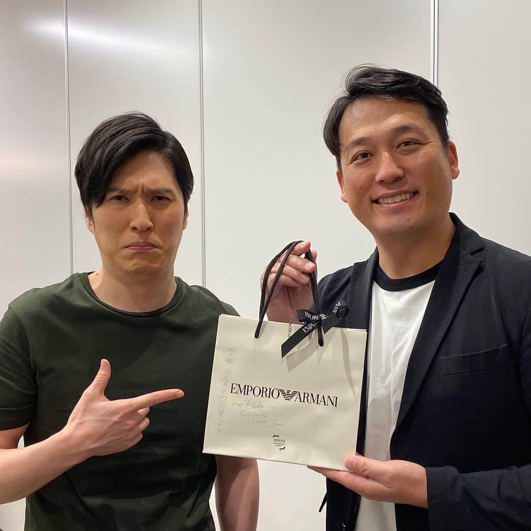 田崎佑一のインスタグラム：「清塚さんから、誕生日プレゼントにめちゃくちゃカッコいいサングラスをプレゼント🎁してもらいました！めちゃくちゃお気に入りです❤️明日からこれで漫才します！清塚さんありがとうございます✨✨✨」