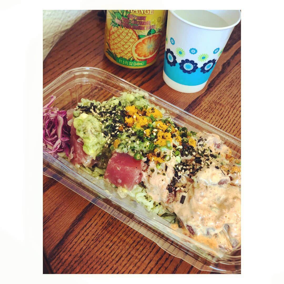 黒川芽以さんのインスタグラム写真 - (黒川芽以Instagram)「飯テロ。 実際に食べて美味しかった、オススメのお店たち☺️ あと写真はないのだが、トミーバハマのレストランも美味しかった！  カフェカイラではワッフル！この形のタイプのがやっぱり美味しい。サクサク甘さ控えめで軽いっ。  ブーツ＆キモズはすごく有名だけど、ココナッツソースがふわふわで、本当に美味しかった！  カイコーヒー！もう美味しすぎて何度もリピート！ラテはもちろん、バジルフォカッチャのBLTも最高だった。  ジョバンニシュリンプ。一番有名なシュリンプトラック。間違いない味。えび、ぷりぷり！  フラグリルのフィレ。お肉はもちろん、ソースが美味しすぎました！  ポケ！ポキ！ 割と新しくできたとこなのだが、美味しかった。ジンジャーなポキ。2種類選べたので、もうひとつはスパイシーマヨ的なやつ。安定のマヨ^_^  一度だけ丸亀製麺に行って、やっぱり美味しすぎたのは秘密、、、笑  #cafekaila #カフェカイラ #bootsandkimos  #ブーツアンドキモズ　#kaicoffee #カイコーヒー#giovannisshrimptruck  #ジョバンニ #hulagrill #フラグリル#offthehookpokemarket  #オフザホックポケマーケット #ハワイグルメ」1月30日 12時11分 - mei_kurokawa