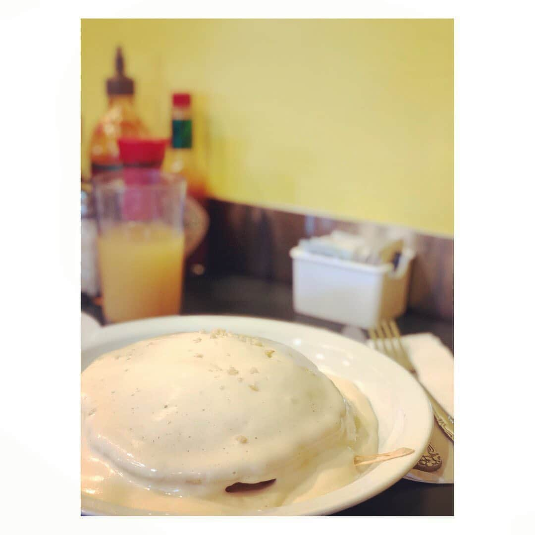 黒川芽以さんのインスタグラム写真 - (黒川芽以Instagram)「飯テロ。 実際に食べて美味しかった、オススメのお店たち☺️ あと写真はないのだが、トミーバハマのレストランも美味しかった！  カフェカイラではワッフル！この形のタイプのがやっぱり美味しい。サクサク甘さ控えめで軽いっ。  ブーツ＆キモズはすごく有名だけど、ココナッツソースがふわふわで、本当に美味しかった！  カイコーヒー！もう美味しすぎて何度もリピート！ラテはもちろん、バジルフォカッチャのBLTも最高だった。  ジョバンニシュリンプ。一番有名なシュリンプトラック。間違いない味。えび、ぷりぷり！  フラグリルのフィレ。お肉はもちろん、ソースが美味しすぎました！  ポケ！ポキ！ 割と新しくできたとこなのだが、美味しかった。ジンジャーなポキ。2種類選べたので、もうひとつはスパイシーマヨ的なやつ。安定のマヨ^_^  一度だけ丸亀製麺に行って、やっぱり美味しすぎたのは秘密、、、笑  #cafekaila #カフェカイラ #bootsandkimos  #ブーツアンドキモズ　#kaicoffee #カイコーヒー#giovannisshrimptruck  #ジョバンニ #hulagrill #フラグリル#offthehookpokemarket  #オフザホックポケマーケット #ハワイグルメ」1月30日 12時11分 - mei_kurokawa