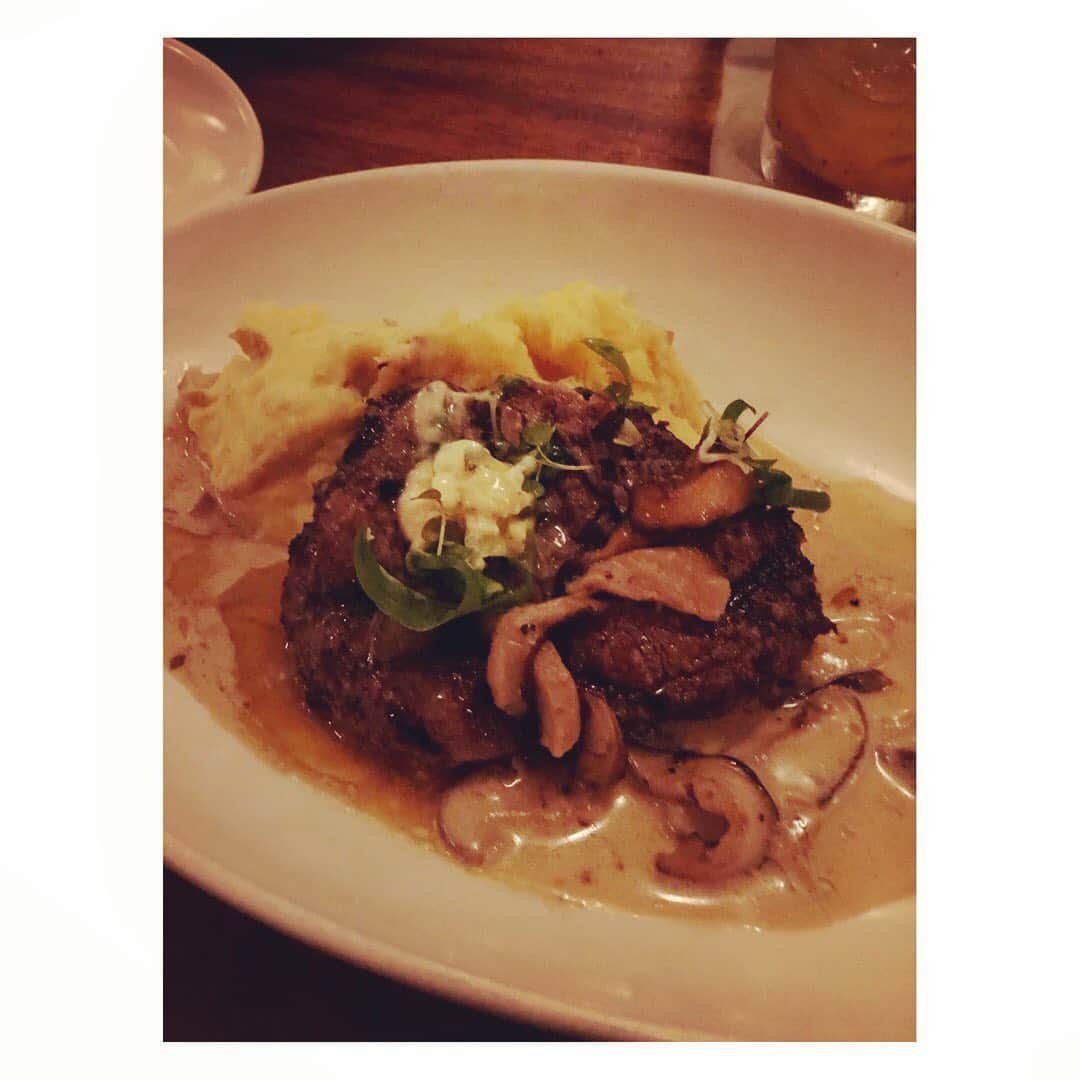 黒川芽以さんのインスタグラム写真 - (黒川芽以Instagram)「飯テロ。 実際に食べて美味しかった、オススメのお店たち☺️ あと写真はないのだが、トミーバハマのレストランも美味しかった！  カフェカイラではワッフル！この形のタイプのがやっぱり美味しい。サクサク甘さ控えめで軽いっ。  ブーツ＆キモズはすごく有名だけど、ココナッツソースがふわふわで、本当に美味しかった！  カイコーヒー！もう美味しすぎて何度もリピート！ラテはもちろん、バジルフォカッチャのBLTも最高だった。  ジョバンニシュリンプ。一番有名なシュリンプトラック。間違いない味。えび、ぷりぷり！  フラグリルのフィレ。お肉はもちろん、ソースが美味しすぎました！  ポケ！ポキ！ 割と新しくできたとこなのだが、美味しかった。ジンジャーなポキ。2種類選べたので、もうひとつはスパイシーマヨ的なやつ。安定のマヨ^_^  一度だけ丸亀製麺に行って、やっぱり美味しすぎたのは秘密、、、笑  #cafekaila #カフェカイラ #bootsandkimos  #ブーツアンドキモズ　#kaicoffee #カイコーヒー#giovannisshrimptruck  #ジョバンニ #hulagrill #フラグリル#offthehookpokemarket  #オフザホックポケマーケット #ハワイグルメ」1月30日 12時11分 - mei_kurokawa