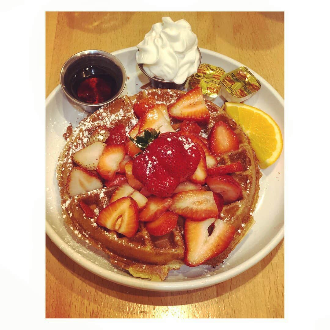 黒川芽以のインスタグラム：「飯テロ。 実際に食べて美味しかった、オススメのお店たち☺️ あと写真はないのだが、トミーバハマのレストランも美味しかった！  カフェカイラではワッフル！この形のタイプのがやっぱり美味しい。サクサク甘さ控えめで軽いっ。  ブーツ＆キモズはすごく有名だけど、ココナッツソースがふわふわで、本当に美味しかった！  カイコーヒー！もう美味しすぎて何度もリピート！ラテはもちろん、バジルフォカッチャのBLTも最高だった。  ジョバンニシュリンプ。一番有名なシュリンプトラック。間違いない味。えび、ぷりぷり！  フラグリルのフィレ。お肉はもちろん、ソースが美味しすぎました！  ポケ！ポキ！ 割と新しくできたとこなのだが、美味しかった。ジンジャーなポキ。2種類選べたので、もうひとつはスパイシーマヨ的なやつ。安定のマヨ^_^  一度だけ丸亀製麺に行って、やっぱり美味しすぎたのは秘密、、、笑  #cafekaila #カフェカイラ #bootsandkimos  #ブーツアンドキモズ　#kaicoffee #カイコーヒー#giovannisshrimptruck  #ジョバンニ #hulagrill #フラグリル#offthehookpokemarket  #オフザホックポケマーケット #ハワイグルメ」