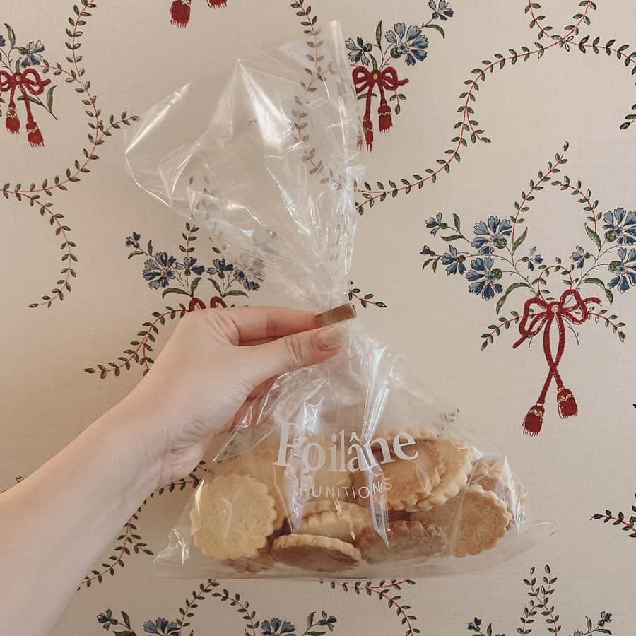 puinpiさんのインスタグラム写真 - (puinpiInstagram)「1番好きなクッキー♡ ： パリにいったら、絶対にたべる ポワラーヌのクッキー。 ： いたってシンプルなのに、同じ感じがなかなかない。 ： 彼はいつも大袋を食べてる。笑 それを私は、横から盗み食いしてる。 ： お土産にもよくします♡ ： 私は、サンジェルマン、マレの直営店か、 ラファイエットのグルメ館で買います♡ ： ： #Paris#フランス#パリ#パリ旅行#パリカフェ#ポワラーヌ#poilane#クッキー#シンプルイズベスト#スイーツ#女子旅#タビジョ#たびすたぐらむ#旅行好き女子#yuiparis#プイ旅」1月30日 12時11分 - puinpi