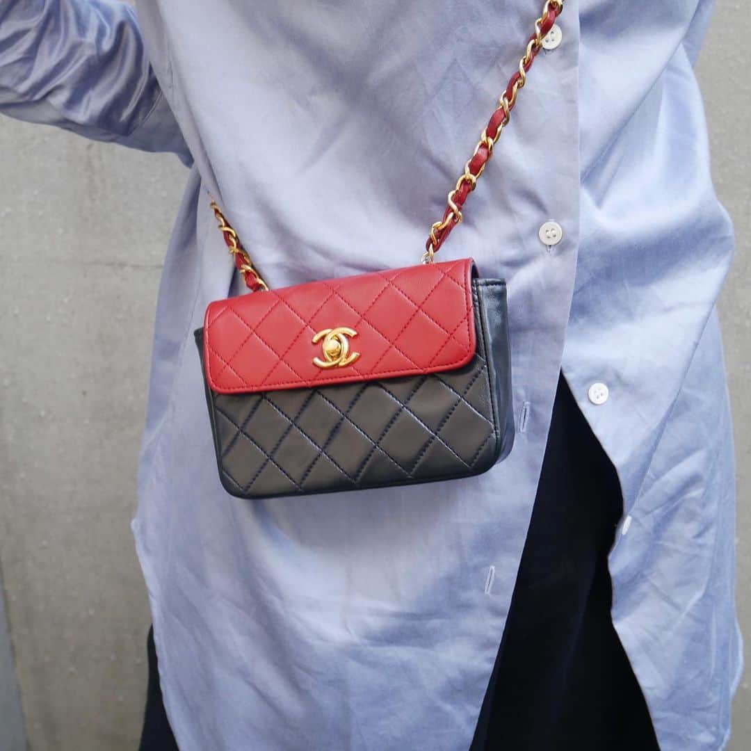 のインスタグラム：「Vintage Chanel bicolor extra mini shoulder bag. ▶︎Free Shipping Worldwide✈️ ≫≫≫ DM for more information 📩 info@amorevintagetokyo.com #AMOREvintage #AMORETOKYO #tokyo #Omotesando #Aoyama #harajuku #vintage #vintageshop #ヴィンテージ #ヴィンテージショップ #アモーレ #アモーレトーキョー #表参道 #青山 #原宿#東京 #chanel #chanelvintage #vintagechanel #ヴィンテージ #シャネル #ヴィンテージシャネル」