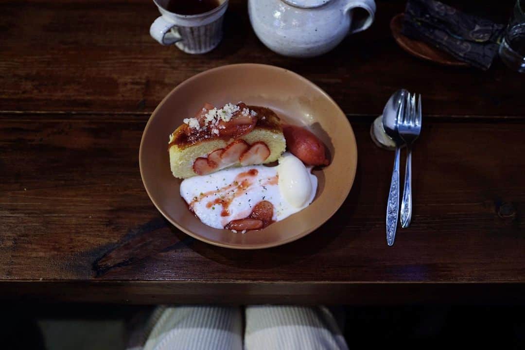 maggydaisyのインスタグラム：「_  ちょっと前、苺のロールケーキとタイミングが合った。 夕方からのメニューは私には時間的にハードルが高くてなかなか行けないけど、 これはもう一度くらい行けたらいいな。  今日も暖かい。 山は雪不足で大変らしい。」