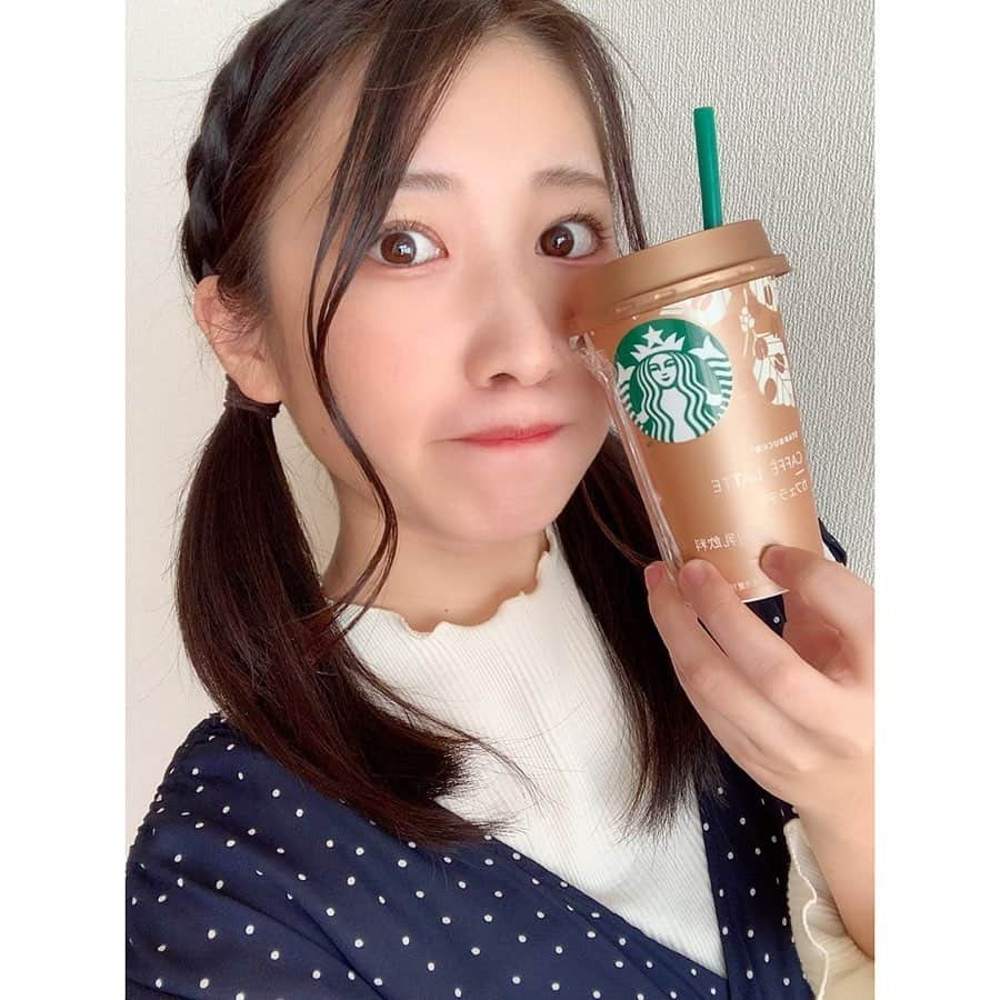 加藤一華さんのインスタグラム写真 - (加藤一華Instagram)「. それでは聴いてください。 「 君とカフェラテ 」💁‍♀️☕️ . 最近コレサワさん聴いてる影響。 ちょっと曲名っぽく言ってみた🤗笑 . ２枚目と３枚目の違いがわかったらプロ🙆‍♀️ . #Starbucks #スタバ #カフェラテ #me #selfie #girl #coffee」1月30日 12時22分 - ichika_kato