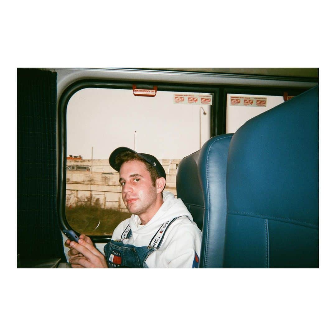 ベン・プラットのインスタグラム：「me on amtrak by @serena.wolman」
