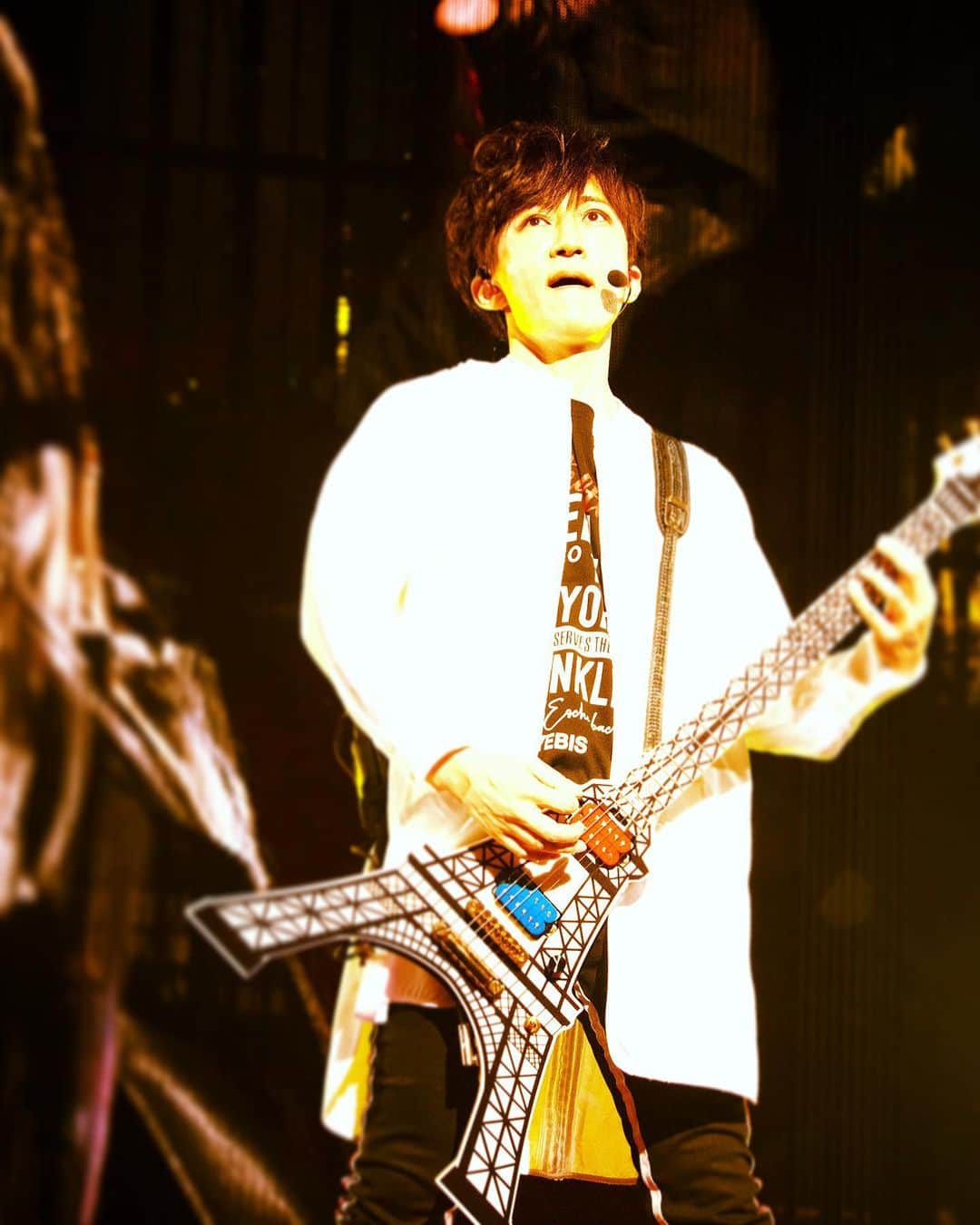 tetsuyaのインスタグラム：「世界初エッフェルギター！(たぶん) #LArcenCiel #tetsuya #ARENATOURMMXX #MMXX #LatourEiffel」