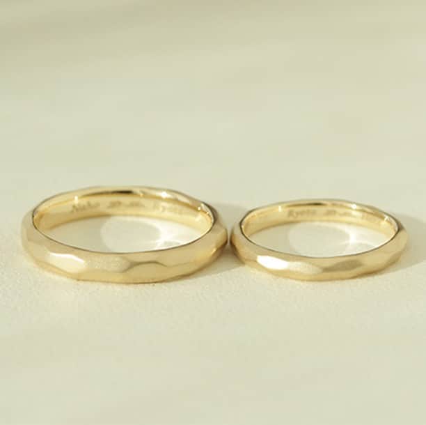 ith / イズ オーダメイド結婚指輪さんのインスタグラム写真 - (ith / イズ オーダメイド結婚指輪Instagram)「ずっと着け続けるからこそ、 お二人だけの結婚指輪のかたちを考え抜きました。 . 表面が砂のようにサラサラした質感が 一番お手元に馴染みましたね。 . 色味や風合いやだけではなく 幅にもこだわり、 男性の指輪は通常より太めにお仕立てしました。 . . ▽ 指輪について 結婚指輪(男性)：デザート K18YG：111,000円〜 . 結婚指輪(女性)：デザート K18YG：101,000円〜 . . 公式ハッシュタグ🤳✨ #イズマリッジ . . #結婚指輪 #婚約指輪 #プロポーズ  #マリッジリング #エンゲージリング  #指輪 #ダイヤモンド #ブライダルリング #婚約 #プレ花嫁 #ペアリング #指輪選び  #ウェディングドレス #ナチュラルウェディング  #指輪探し #結婚指輪探し #ゴールドリング  #オーダーメイドリング #結婚指輪オーダー #オーダーメイド #花嫁 #2020春婚 #2020夏婚 #2020秋婚 #K18YG #肌馴染み #マット #砂 #らしさ」1月30日 12時30分 - ith_marriage