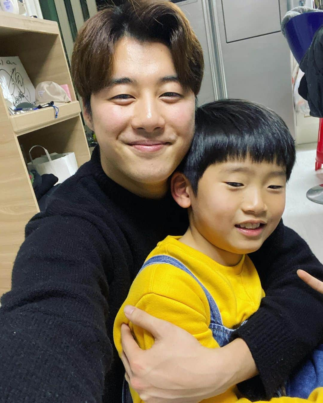 ジュノさんのインスタグラム写真 - (ジュノInstagram)「my nephew👨‍👦 우리 귀염둥이조카 로운이 돌잔치때보구 이제야 만났네❤️연예인삼촌 만난다고 긴장을했대요ㅋㅋㅋ 더더더더 자랑스러운 삼촌되도록 열심히해야겠다! 甥っ子のロウンにいよいよ会えました！芸能人のおじさんに会いに行くよって言われてからずっと緊張してたらしいです🤣もっと誇らしいおじさんになるように頑張らなくちゃ！！ . . . #JG #조카 #삼촌 로운이 어쩜그렇게 너희 엄마어렸을때랑 똒같니ㅋㅋㅋ」1月30日 12時31分 - joonho_jg