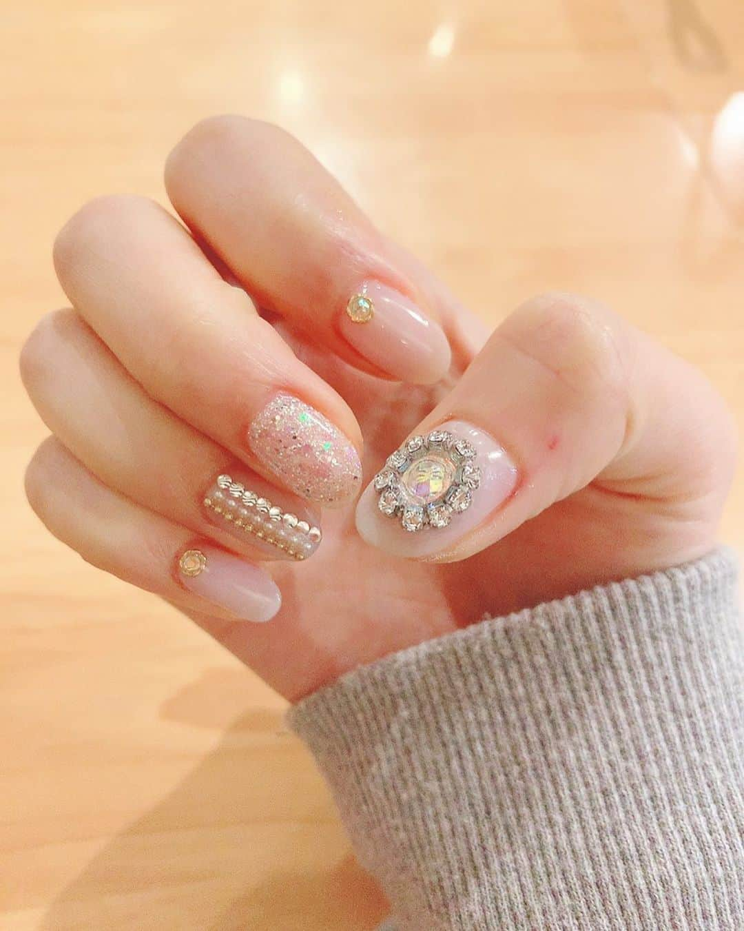 神志那結衣さんのインスタグラム写真 - (神志那結衣Instagram)「new nail❤️💎 毎朝テンション上がるように キラキラにしてもらった〜 #nail #new #ネイル　#キラキラ」1月30日 12時32分 - jiina27