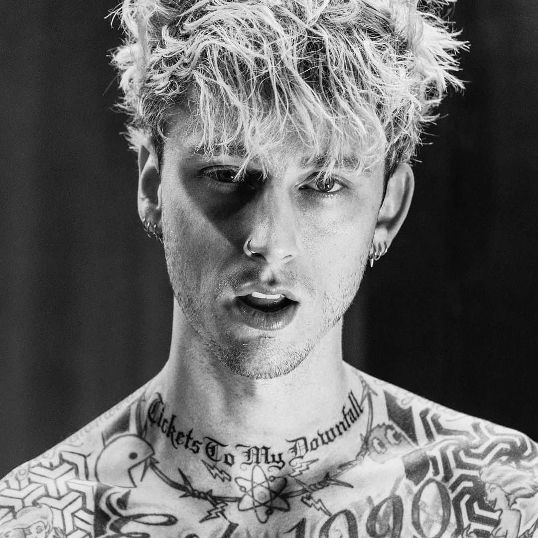 Young Gunnerさんのインスタグラム写真 - (Young GunnerInstagram)「caption is my neck 💉」1月30日 12時46分 - machinegunkelly