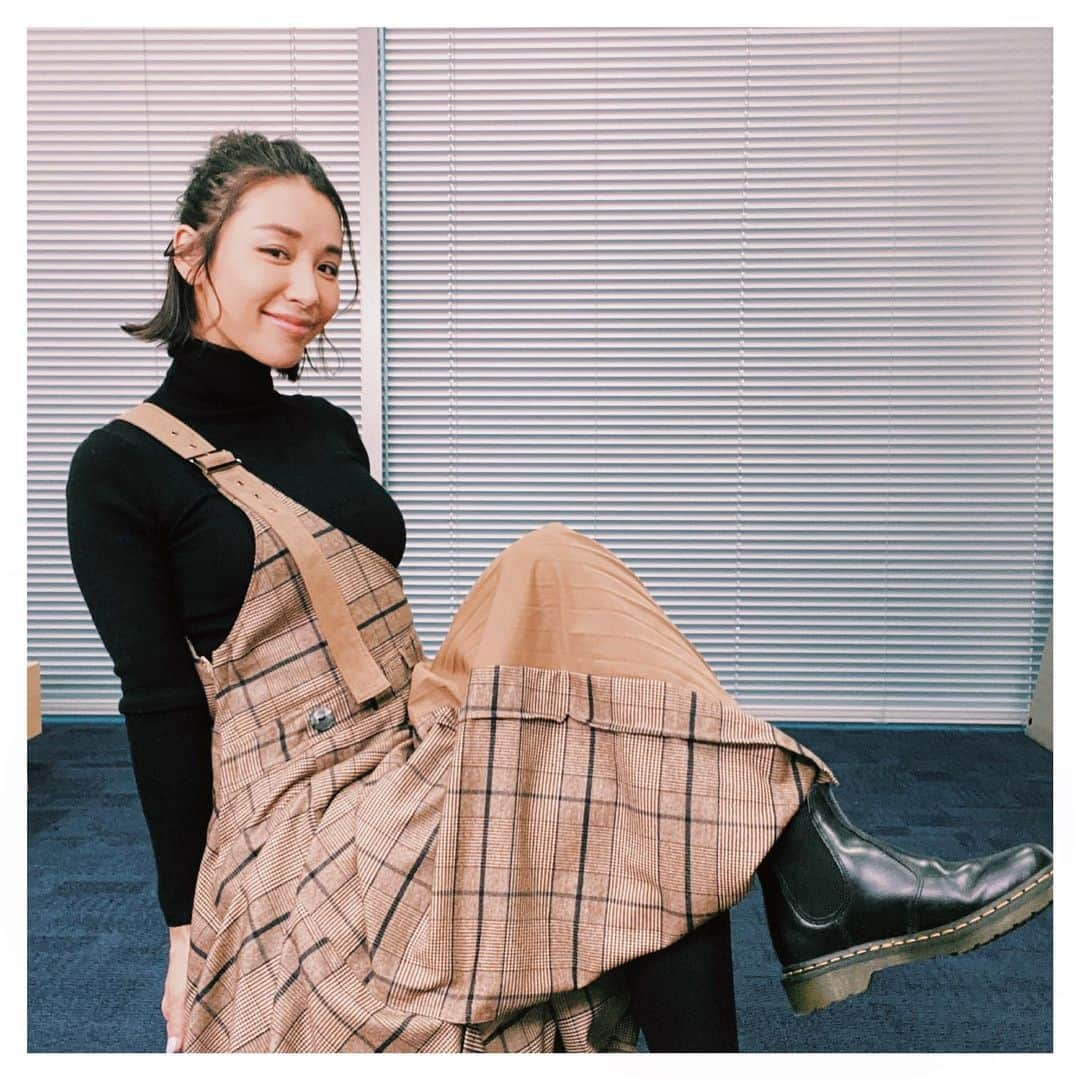 鈴木紗理奈さんのインスタグラム写真 - (鈴木紗理奈Instagram)「@aulaaila_official の ワンショルダーワンピに @drmartensofficial のブーツでカジュアルダウン🥾  マーチンは定番の8ホール愛用してたけどチェルシーでのカジュアルダウンが最近のお気に入り。 チェルシーっていうネーミングも可愛い❤️ LondonのChelseaかな。  #drmartenslover #紗理奈流styling」1月30日 12時47分 - munehirovoice