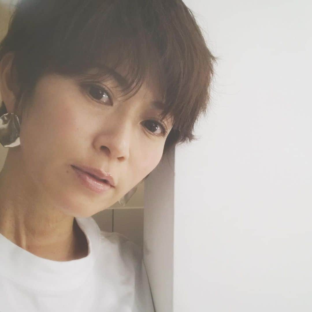 畑野ひろ子のインスタグラム：「@story_love40 の撮影。 メイクページは、新しいアイテムが発見出来て嬉しい😆 春は、ツヤ肌メイクだな。」