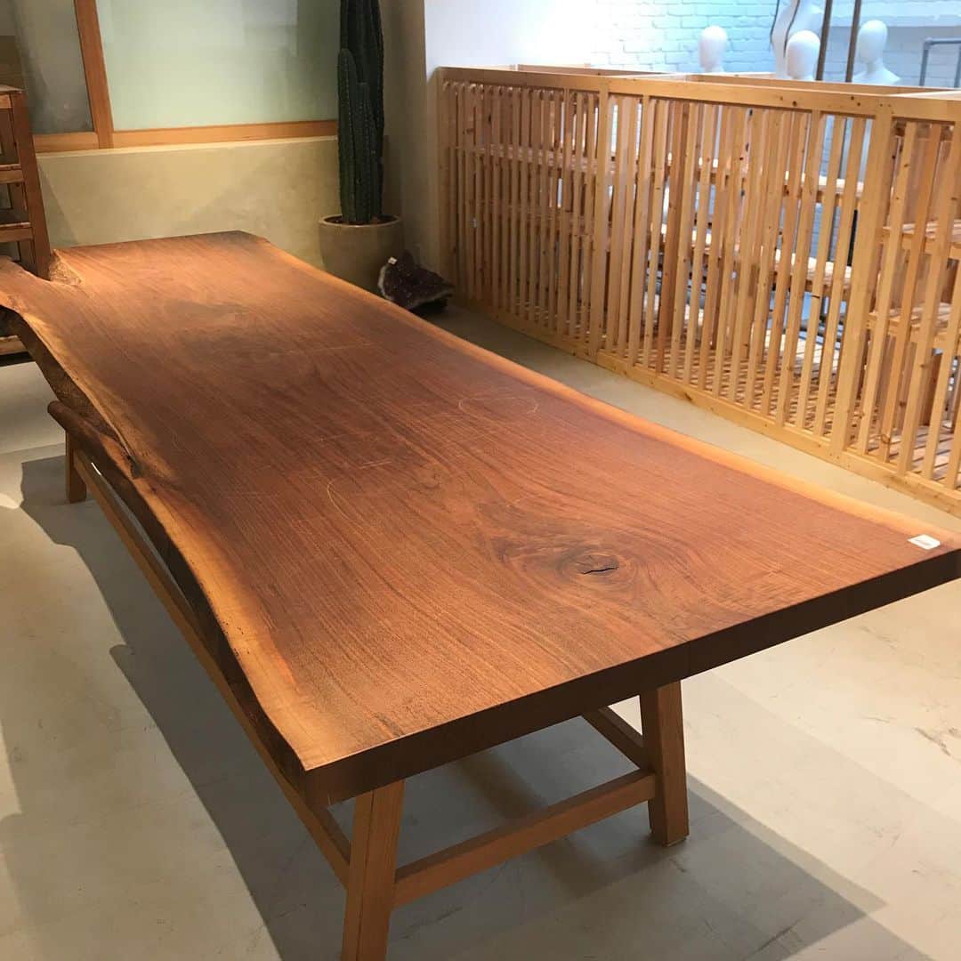 のインスタグラム：「只今、CPCM原宿店では店頭で使用していたアンティーク什器・備品を破格にてお売りしております。 2月16日までの期間限定になりますので、お見逃しないようご来店下さい。 ※全て1点のみになりますので売り切れの際はご容赦下さい。  一枚板テーブル ¥45.000+tax 長さ324㎝x幅106㎝x高さ77㎝  ありがとうございます。完売しました。  #cpcm  #シーピーシーエム #アンティーク #什器 #家具 #ショーケース #テーブル」