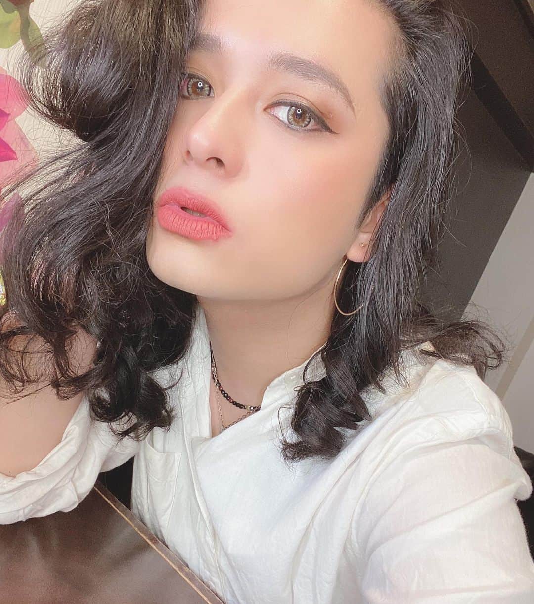 HIDEKiSMのインスタグラム：「やば。弱音出そう。  そんな時、誰かに弱音を吐く派？ それとも溜め込む派？ 何か別の方法で発散する派？  私は事に応じて、使い分けちゃう派。 でも今回のはちょっと厄介そーで、どれもダメそう。 そんな時は一度深呼吸して、とにかく目の前にあることをひとつずつ解決していってみましょ。 そしたら自然と時間が解決してくれるから。  そんなことを自分に言い聞かせる春日和の午後。 そうよ。寒暖差よ。 問題は寒暖差！ 不安定にさせるのはこの寒暖差のせい！  とりあえず何が言いたいかって、私マットリップ似合うじゃん。  #enviigabriella #hidekism #gay #lgbt #makeup #entertainment #オネエ #エンガブ #tokyo #japan #toofaced #toofacedmakeup #toofacedcosmetics」