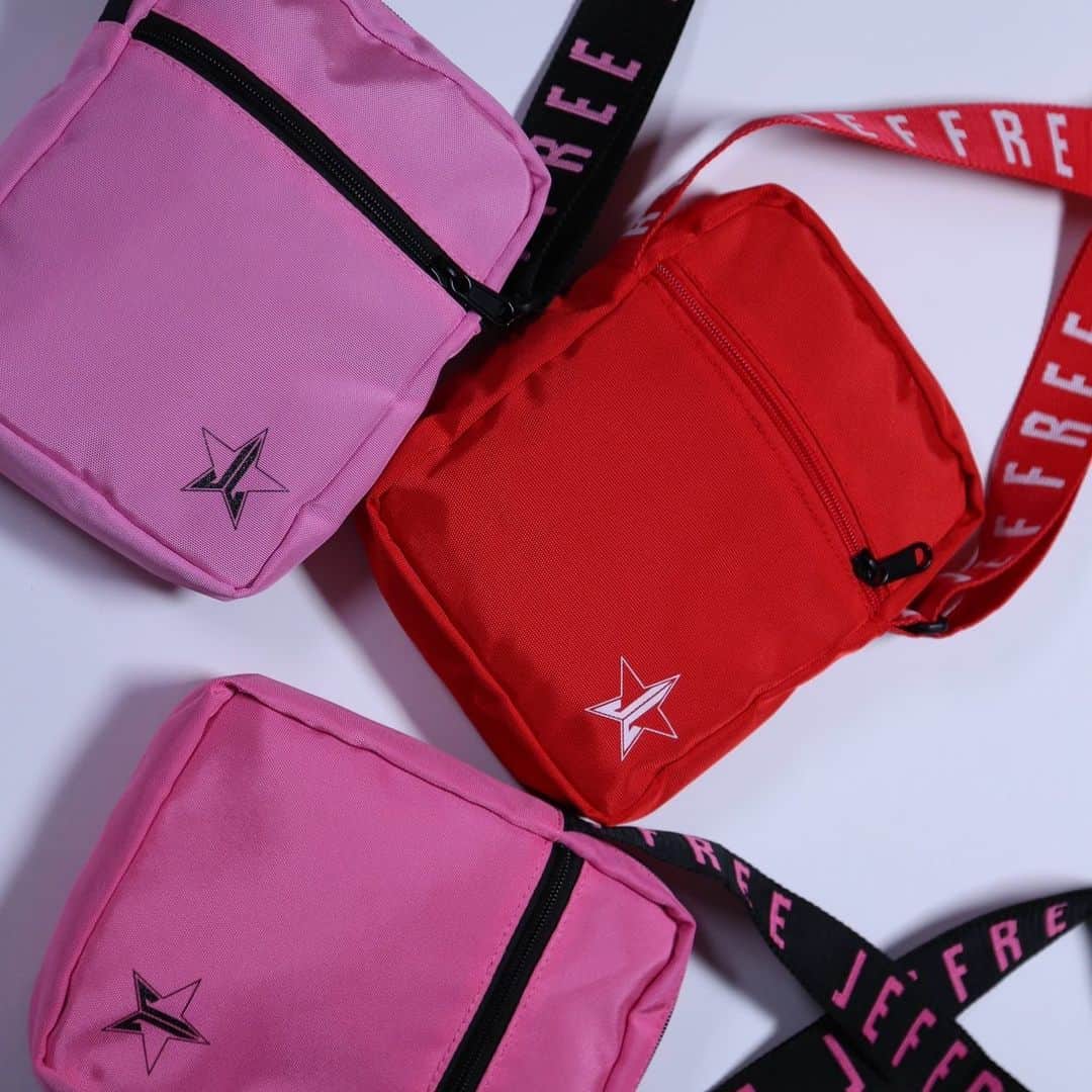 Jeffree Star Cosmeticsさんのインスタグラム写真 - (Jeffree Star CosmeticsInstagram)「Our Brand New Redrum, Hot Pink & Baby Pink Side Bags launch THIS FRIDAY at 10:00 AM PST 🥰 Which color is your fav? 💘  #jeffreestarcosmetics」1月30日 13時07分 - jeffreestarcosmetics