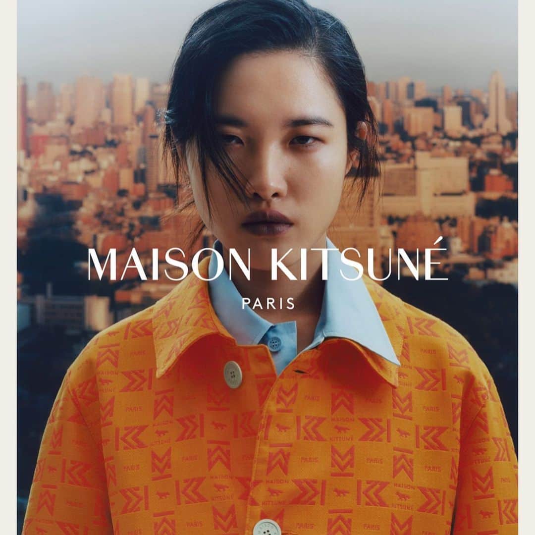 Gildas Loaëcさんのインスタグラム写真 - (Gildas LoaëcInstagram)「Spring Summer 20 is here !! by creative director Yuni Ahn  MAISON KITSUNE SPRING-SUMMER 2020  The Maison Kitsuné Spring-Summer 2020 collection draws its inspiration from the heart of the city: its energy, colors and changing lights. In a setting that spins a mile an hour, time freezes, stopping for a second full of power and grace. Audacity radiates. The clothes blend into the ambiance, holographic effects mingle with the mineral palette and touches of neon electrify pastel shades. Unexpected mixtures of materials create surprise on eclectic silhouettes imbued with a sense of ease and a quirky cool edge. The new Maison Kitsuné collection dresses those who move between the buildings, gently, surely, the modern look, the determined look, the positive spirit, as on a playground...always ahead of their time. @samrocksamrock  @vanessareidofficial @bitton @benjaminmullerhair @namiyyy」1月30日 13時08分 - gildaskitsune