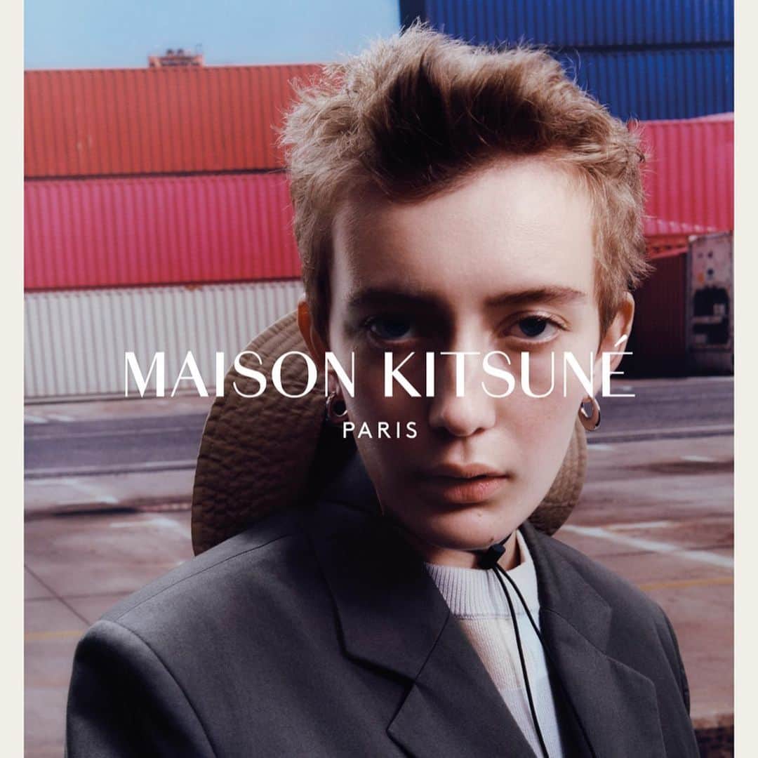 Gildas Loaëcさんのインスタグラム写真 - (Gildas LoaëcInstagram)「Spring Summer 20 is here !! by creative director Yuni Ahn  MAISON KITSUNE SPRING-SUMMER 2020  The Maison Kitsuné Spring-Summer 2020 collection draws its inspiration from the heart of the city: its energy, colors and changing lights. In a setting that spins a mile an hour, time freezes, stopping for a second full of power and grace. Audacity radiates. The clothes blend into the ambiance, holographic effects mingle with the mineral palette and touches of neon electrify pastel shades. Unexpected mixtures of materials create surprise on eclectic silhouettes imbued with a sense of ease and a quirky cool edge. The new Maison Kitsuné collection dresses those who move between the buildings, gently, surely, the modern look, the determined look, the positive spirit, as on a playground...always ahead of their time. @samrocksamrock  @vanessareidofficial @bitton @benjaminmullerhair @namiyyy」1月30日 13時08分 - gildaskitsune