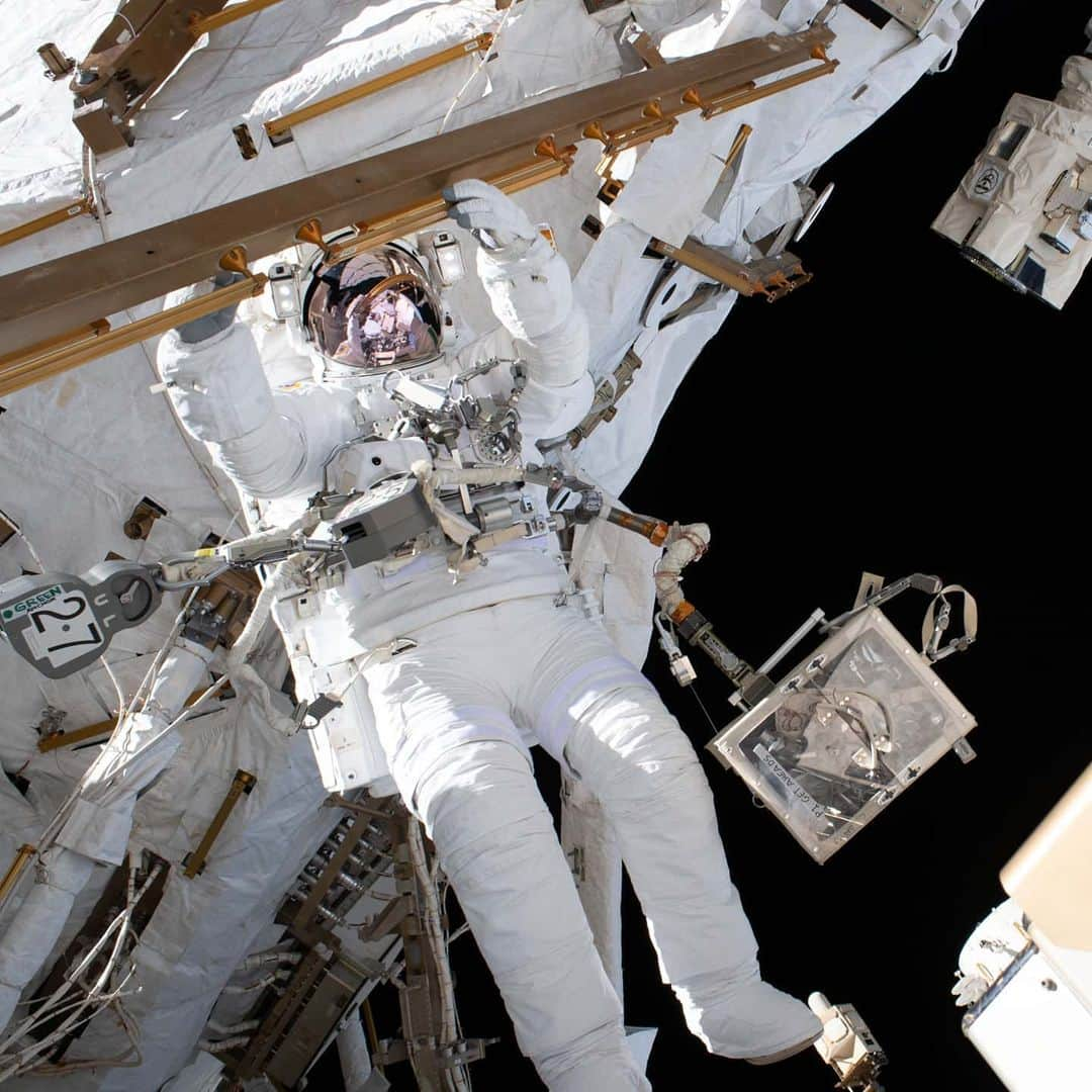 国際宇宙ステーションさんのインスタグラム写真 - (国際宇宙ステーションInstagram)「When you are 260 miles above Earth fixing a device that is searching for evidence of dark matter and antimatter.  #nasa #esa #unitedstates #europe #italy #astronaut #international #space #station #spacewalk #walk #suit」1月30日 13時15分 - iss