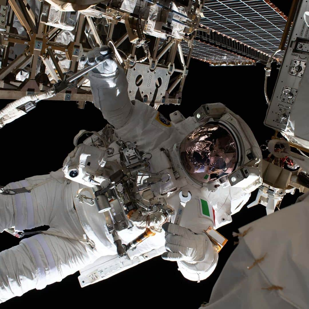 国際宇宙ステーションさんのインスタグラム写真 - (国際宇宙ステーションInstagram)「When you are 260 miles above Earth fixing a device that is searching for evidence of dark matter and antimatter.  #nasa #esa #unitedstates #europe #italy #astronaut #international #space #station #spacewalk #walk #suit」1月30日 13時15分 - iss