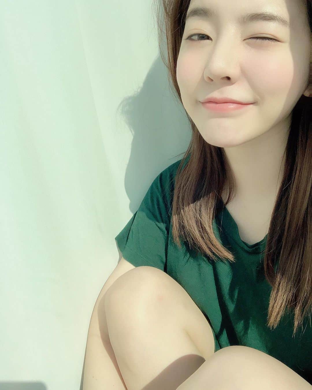 サニー のインスタグラム：「자고로 진정한 집순이라면 집에서 목 늘어난 티를 입어줘야지~ #모두들 #아프지말고 #건강하세요 #저도그럴게요」