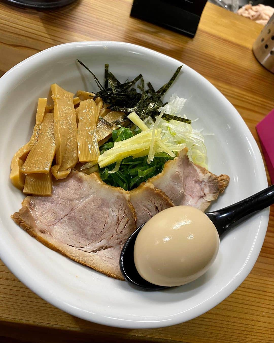 NAOKIさんのインスタグラム写真 - (NAOKIInstagram)「本日の【LA・LA・LA LUNCH】は京都二条駅近くの「油そば専門店ムジコ」へ。  期間限定の生姜油そばをスペシャル(味玉/メンマ増/チャーシュー増)で麺量並。  京都は油そばのお店が少ないので貴重です。  大変美味しゅうでした👍  #油そばムジコ #ナオキ独断グルメ #旅とグルメと私 #グルメ旅京都」1月30日 13時30分 - naoki_10feet