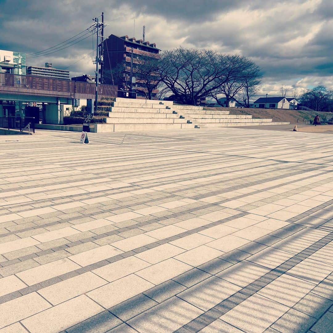 原田良也さんのインスタグラム写真 - (原田良也Instagram)「滋賀県草津市【de愛ひろば】をひとり散歩。 めっちゃギャーな公園やん！ こんなところで何かやりたいなぁ。 #de愛ひろば #滋賀県 #草津市 #ハラダの夢 #ファミレスの夢 #目標 #使命 #滋賀を盛り上げること #滋賀に恩返し」1月30日 13時31分 - irasshassee