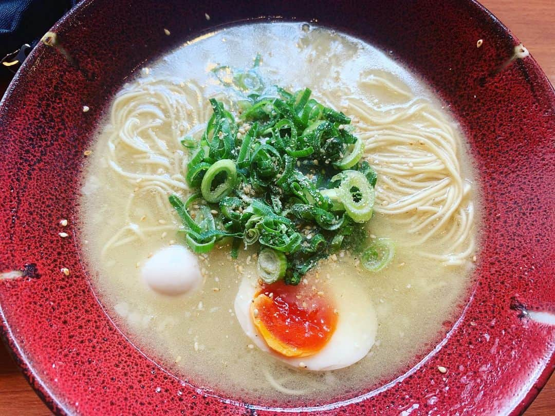 まぜそば・らーめん 覇丸堂のインスタグラム：「本日の賄い！！ ｢白とんこつラーメン！｣ 久々に食べたけど、やっぱり豚骨もいいね👍🏼 ・ ・  #覇丸堂#濃厚#まぜそば#追いめし#油そば #豚骨らーめん#とんこつラーメン #はまぐりラーメン#塩ラーメン #台湾まぜそば#塩まぜそば #唐揚げ食べ放題#からあげ#唐揚げ#近畿大学#近大 #食べ放題#腹パン#東大阪 #麺スタグラム #飯テロ#食テロ」