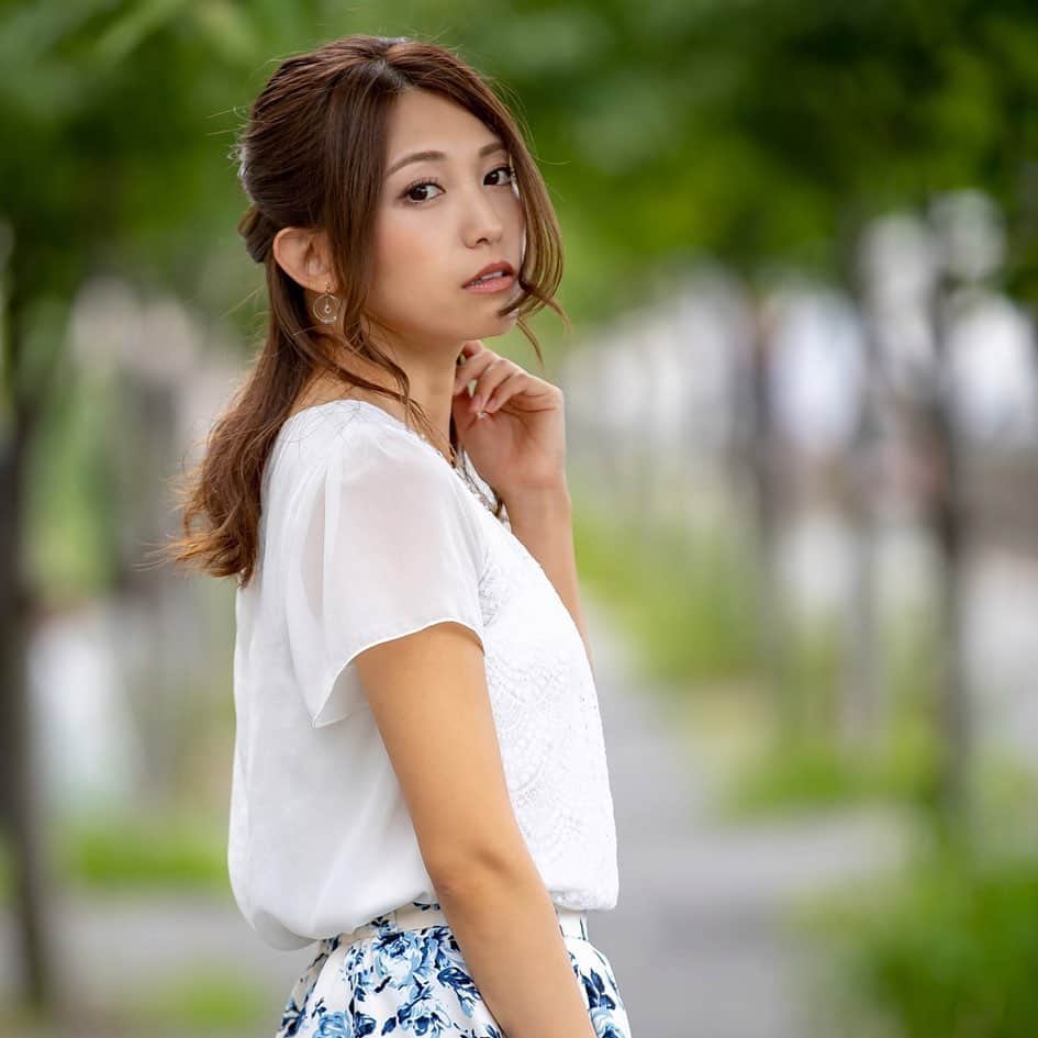 のインスタグラム：「この写真お気に入り☺️ . @colorful_ig_media さんで記事にして頂いたよ😊 すっごい褒めちぎられてる🤣 プロフィールとストーリーにURL貼ってるので、ぜひ読んでみてね😊 #市原彩花#model#モデル#portrait#ポートレート#ポートレートモデル#japanesegirl#大阪#osaka#天満橋」