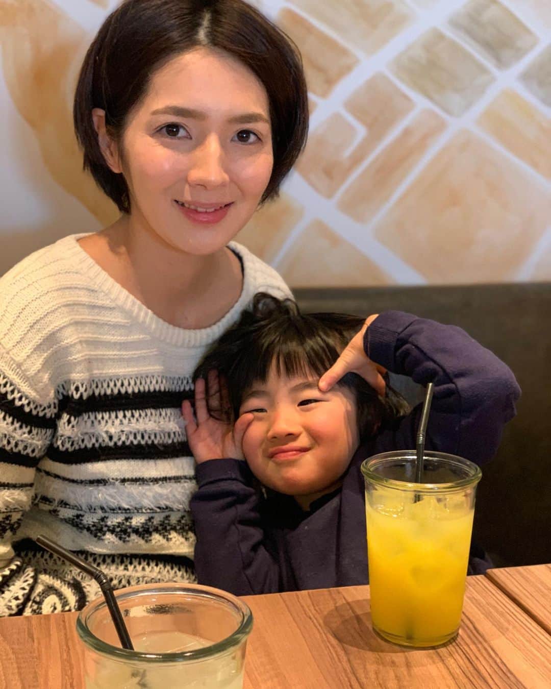 青木康平のインスタグラム：「コービーの死から数日経った今でもかなりしんどいです。 正直ここまで自分が引きずるとは思ってなかったです。  全ての出来事には理由があると言う事。 この事実は変えられない。 この出来事をどう捉えるかが大事だとわかっていますが、、、 コービーは偉大な人物であった事、バスケ界のみならずスポーツ界において多大なる影響を与えたアスリート、スーパースターであり、何より家族、子供達にとって素晴らしい父親であった事は、コービーと子供達の触れ合いをみたら明らかです。  自分も娘を持つ親として感じるものがあり、コービーの娘達と過ごす姿を見るのが好きだった。  現役中は自分のバスケに関することばかり考えていて、その時はバスケに捧げる情熱こそが自分の人生だと思っていましたが、 引退をして初めて、真剣に自分の人生について考えるようになり、 バスケが自分も人生でとても大事なものですが、バスケは人生のツールであり、バスケが自分の人生の全てではない事を、引退して家族と過ごす時間が増えた事や音錬の成長を間近で見て感じました。  そういった意味でも、引退したあとの方が僕はコービーに影響を受けていたのかもしれません。  僕のプロのキャリアの最初のヘッドコーチはジョーブライアント。 そう、コービーのお父さんです。  ジョーとは東京アパッチで4年間、ライジングで数カ月一緒のチームで過ごしました。  ジョーからは本当に沢山の事を学び、僕のバスケへの取り組みや、試合中の考え方を180°変えた人物です。 ジョーには沢山の愛をもらい、ジョーの奥さんのパメラさんにも本当に良くしてもらいました。  僕や家族の誕生日には毎年必ずメッセージをくれます。 愛情が深いんですよ。本当に。  コービーを見ていると、やっぱり親子だな〜と思う所もあり、マンバメンタリティーの根底には、間違いなくジョーの教えがあったと思います。  そんな大好きな2人の大事な息子と孫が、突然この様な悲劇でこの世を去るなんて。  僕の中で、ただ偉大な人物が亡くなっただけの出来事ではないんですよね。  残された家族、ジョーやパメラさんの気持ちを考えると本当に辛いです。  僕はアメリカ人ではないですが、今はジョーとパメラさんとハグがしたいです。  明日生きている保証なんてないと、また当たり前の様にいる家族が、いつ目の前からいなくなるか本当にわからないと、今回感じました。  だからこそ、今日を大事に一生懸命に生きる事、また家族や知人には今日が最後かもしれないという気持ちで、愛情を持って接したいと思います。  1日でも早く、残されたご遺族の心の安らぎが訪れる事を祈ってます。  今回の悲劇で亡くなった方々に、心よりご冥福をお祈りします。」