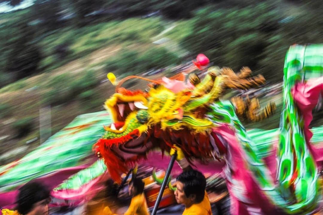 National Geographic Travelさんのインスタグラム写真 - (National Geographic TravelInstagram)「Photo by Michael Yamashita @yamashitaphoto | It's dragon dance time. Performed on festive occasions, the dragon dance brings good luck and scares away evil spirits. In every Chinese community around the world, there will be dancing during Lunar New Year, which runs from January 25 to February 8. Happy Year of the Rat! #‎chingay #‎singapore #‎chinesenewyear #LunarNewYear #yearoftherat」1月30日 14時09分 - natgeotravel