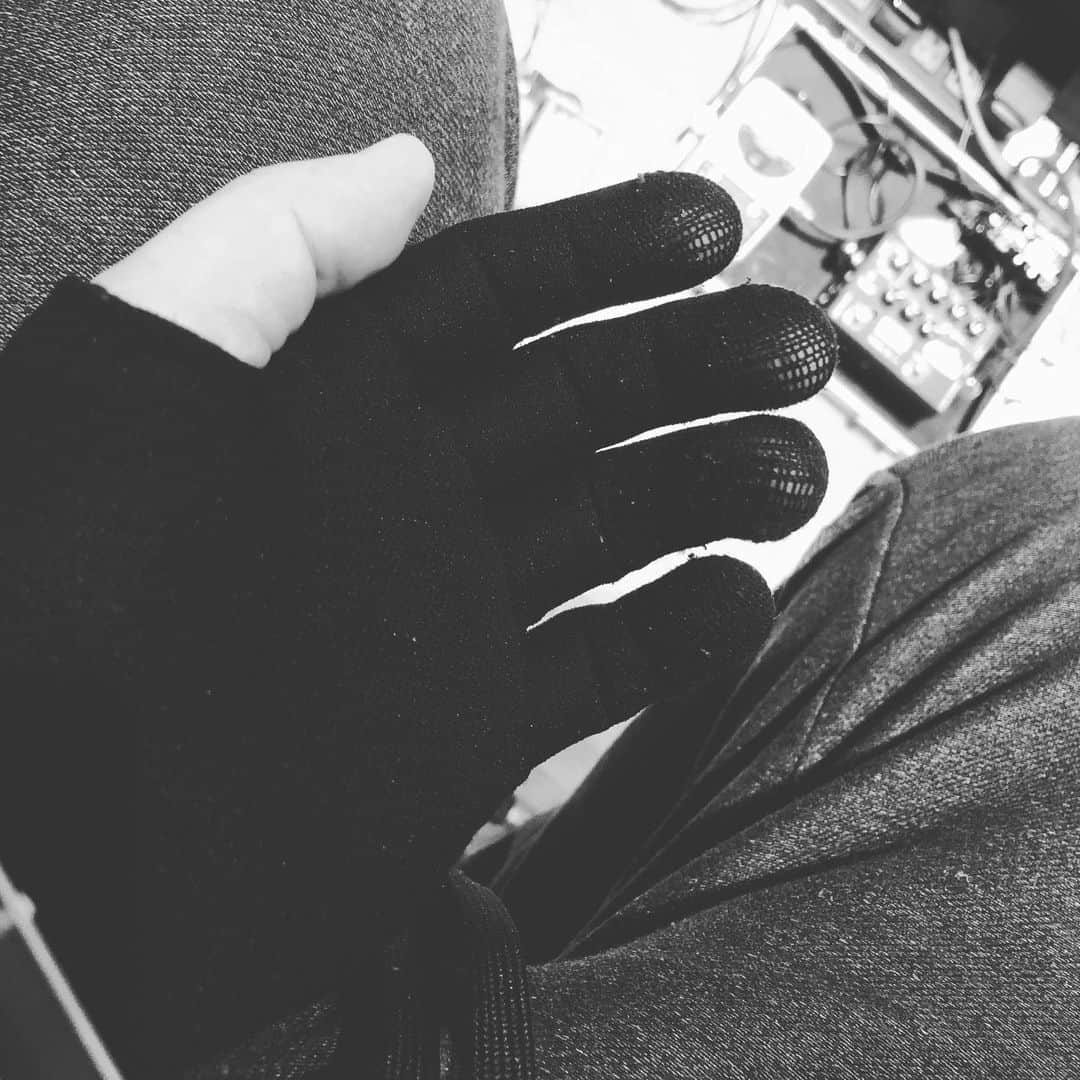 人時のインスタグラム：「今日は手袋してます♫なんかいい感じ^_^」