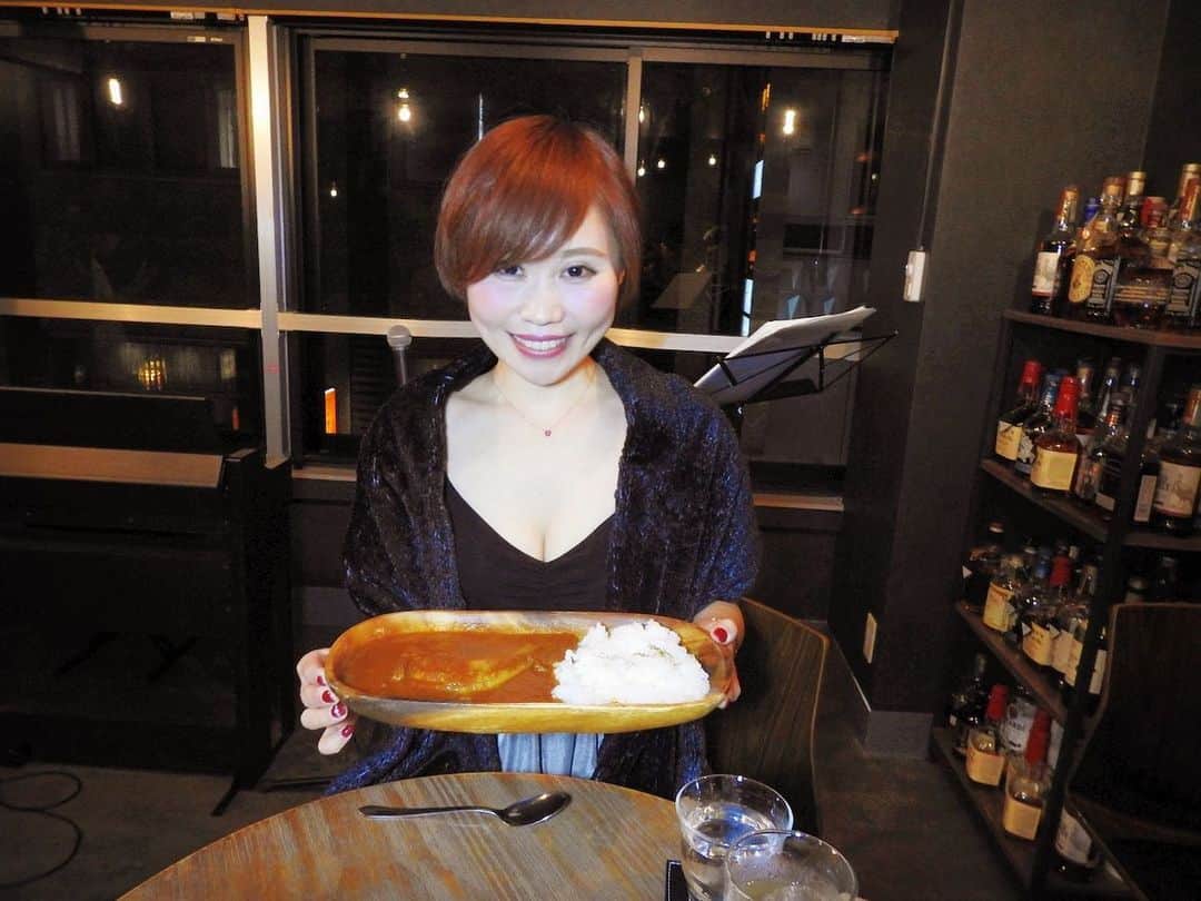 のインスタグラム：「2020年2月LIVE情報🎤  昨日のおむすびラウンジ銀座LIVEで絶品のカレーをいただきました🍛 銀座の老舗の味をリーズナブルに味わえる素敵なお店で来月も歌います🎤 ・ 2020/2/7(金)19:00〜 おむすびラウンジGINZA http://meroom.com/omusubiginza.html Charge ¥3,000 ・ 2020/2/11(火)20:00〜21:30〜22:50〜 新横浜チャーリーズBAR http://www.lentracte.jp/jazz_bar/ Charge ¥2,500 ・ 2020/2/27(木)19:00〜 おむすびラウンジGINZA http://meroom.com/omusubiginza.html Charge ¥3,000 ・ ※おむすびラウンジのライブ時間は営業時間内に20分程のステージを３～5回程随時お届けいたします。 ・ #JAZZ #BAR #新横浜 #ラントラクト #チャーリーズバー #おむすびラウンジginza #銀座 #シンガー #シンガーソングライター #音楽 #音楽好きな人と繋がりたい  #ライブ #写真 #live #photo #music #ilovemusic #musicgram #karin #singer #singersongwriter」