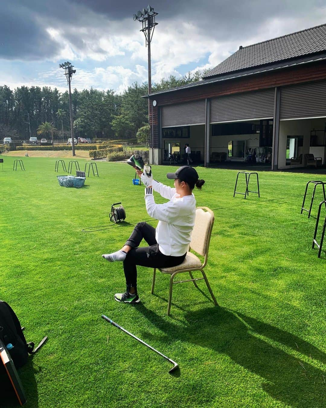 森田遥さんのインスタグラム写真 - (森田遥Instagram)「adidas GolfのNewシューズが今日から @adidastokyo オンラインで先行予約開始‼️ このオフに履き始めて、スパイクレスでもしっかりグリップするソールと、疲れにくい軽さがお気に入り😆💚🖤 物凄く研究されて、求めたもの全て詰まってます！是非履いてみてほしい。。 #カオスなシューズ #アディダスゴルフ #コードカオス #‪2月7日発売‬ #必然変異 #異次元現る #カオス #CODECHAOS #createdwithadidas #3枚目は1枚目の裏側  #バイティーチャーaga」1月30日 14時15分 - moritaharuka5588