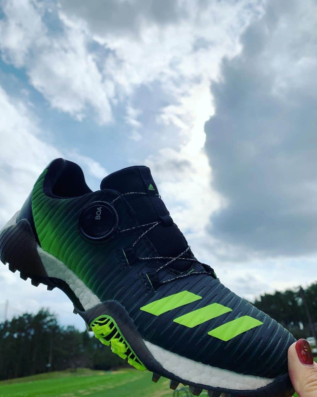 森田遥のインスタグラム：「adidas GolfのNewシューズが今日から @adidastokyo オンラインで先行予約開始‼️ このオフに履き始めて、スパイクレスでもしっかりグリップするソールと、疲れにくい軽さがお気に入り😆💚🖤 物凄く研究されて、求めたもの全て詰まってます！是非履いてみてほしい。。 #カオスなシューズ #アディダスゴルフ #コードカオス #‪2月7日発売‬ #必然変異 #異次元現る #カオス #CODECHAOS #createdwithadidas #3枚目は1枚目の裏側  #バイティーチャーaga」