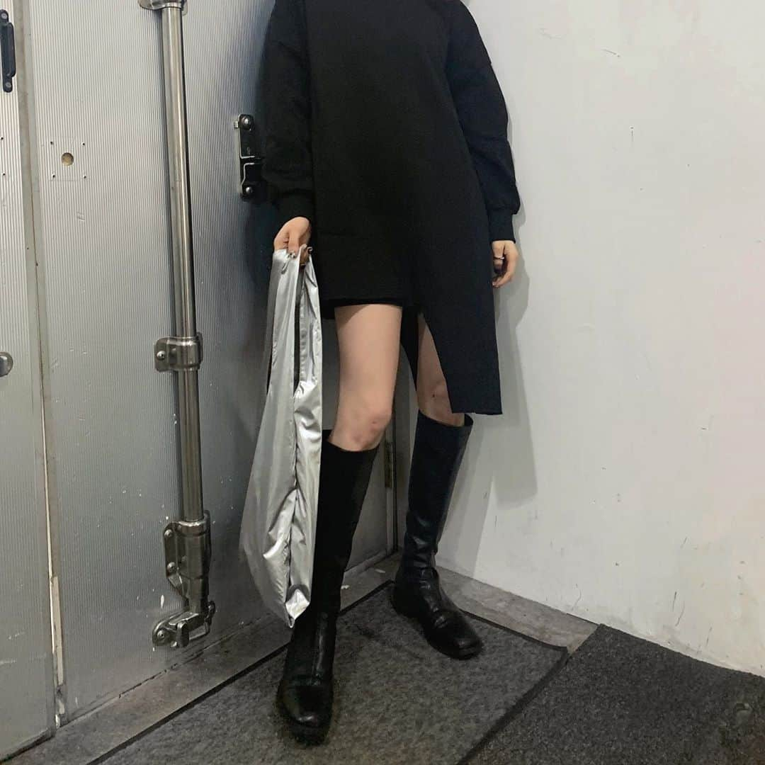 谷川菜奈さんのインスタグラム写真 - (谷川菜奈Instagram)「この前の私服🖤🔗 new bag♡使いやすい🔥 #outfit#allblack#LEANN#leannofficial  #ロングブーツ#低身長コーデ#153cmコーデ」1月30日 14時19分 - pechi.130